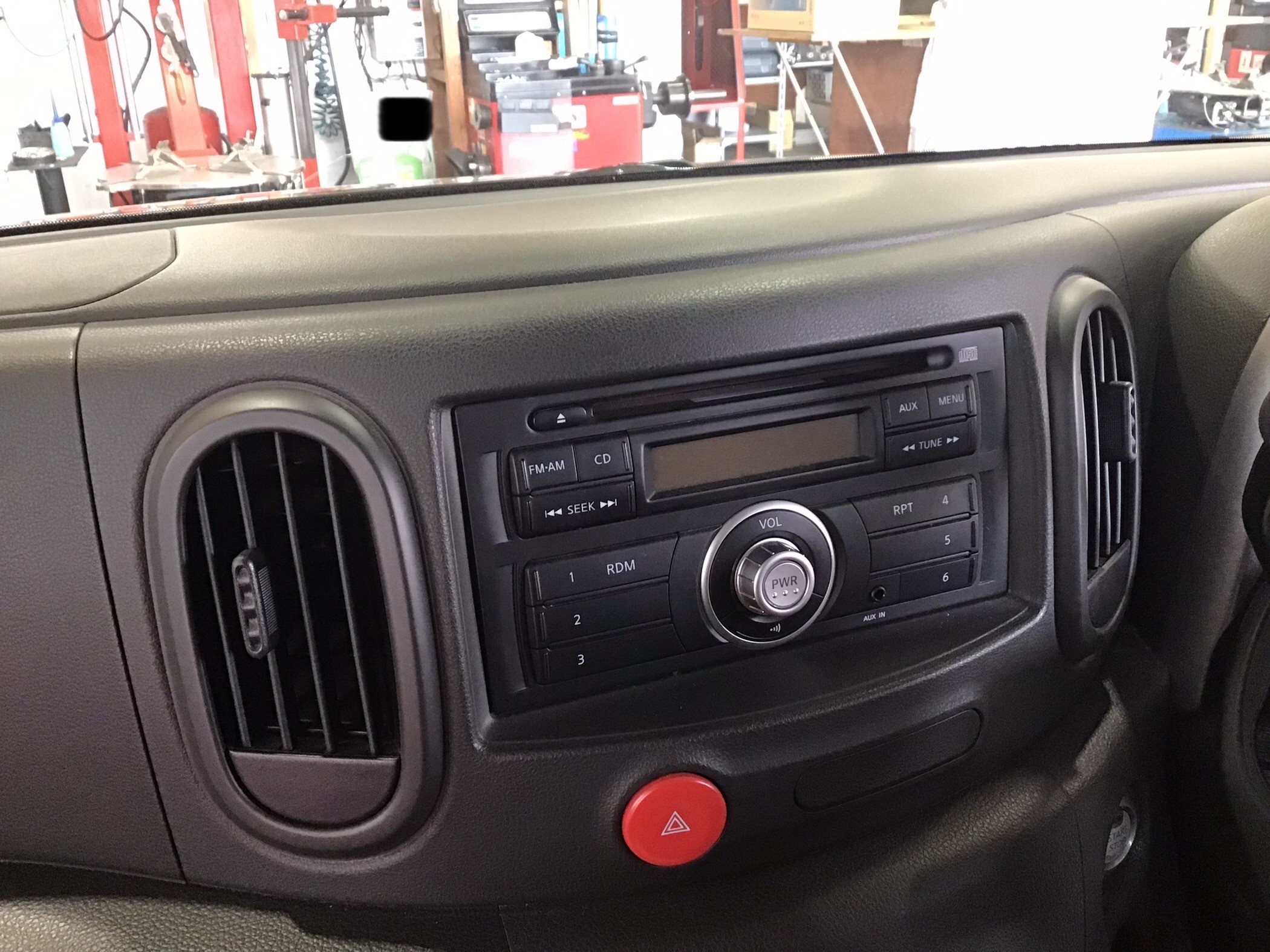Nz12 キューブ ナビ取付作業 日産 キューブ Av ナビ機器 カー用品取付 Av商品取付 サービス事例 タイヤ館 長野南バイパス タイヤからはじまる トータルカーメンテナンス タイヤ館グループ