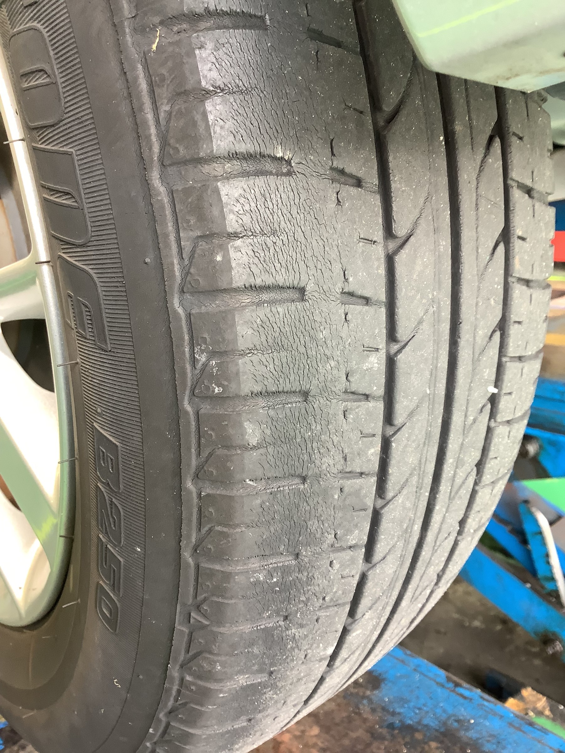 交換前のタイヤ