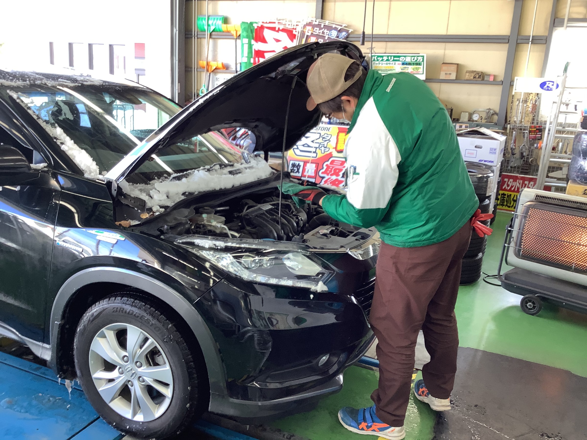 ヴェゼル Ru4 エンジンオイル交換 ホンダ ヴェゼルハイブリッド メンテナンス商品 オイル関連 エンジンオイル交換 スタッフ日記 タイヤ館 ビィ ワークス登別 タイヤからはじまる トータルカーメンテナンス タイヤ館グループ