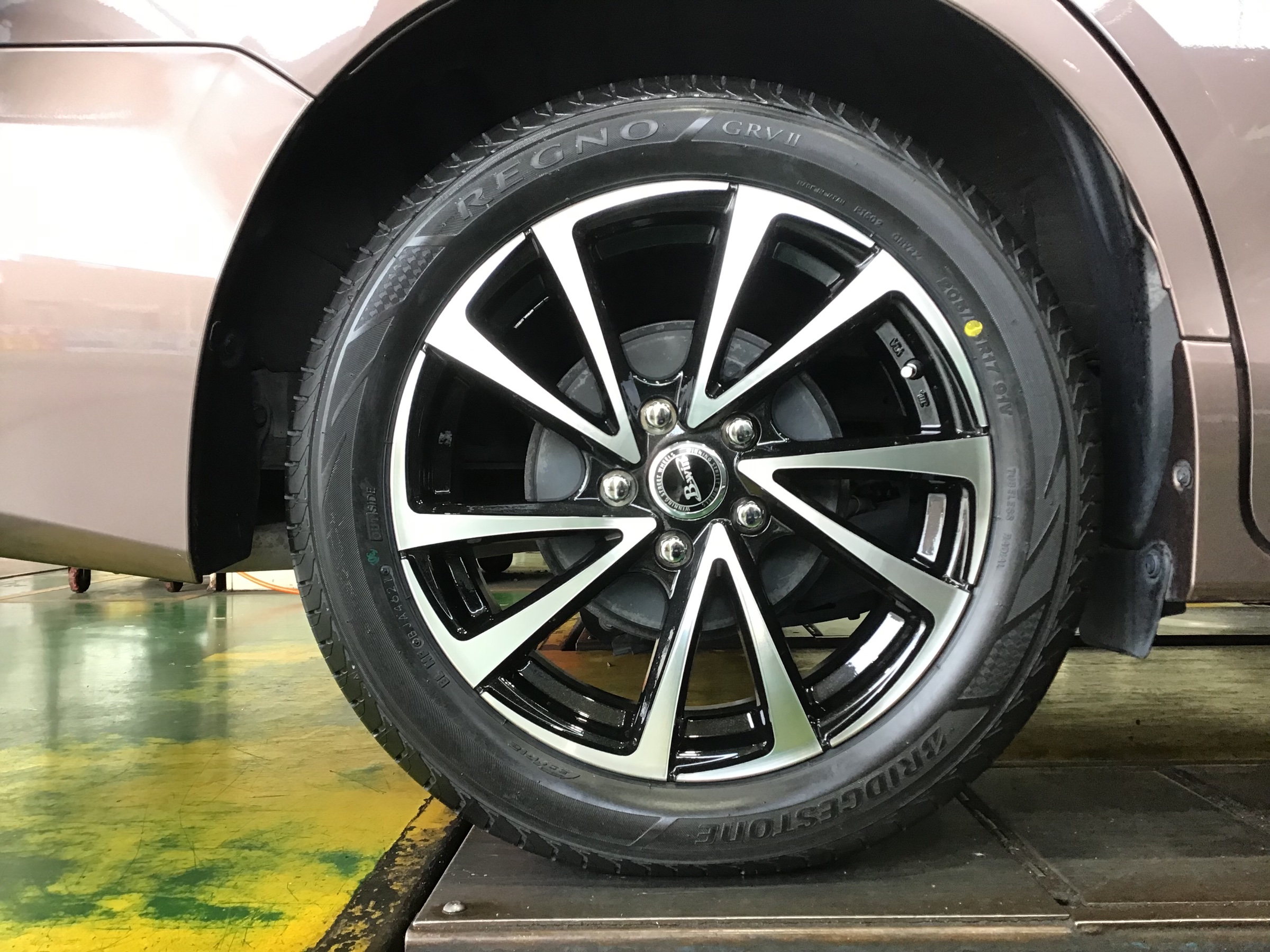 TOYOTA ノア × タイヤ・ホイールセット取付 | トヨタ ノア | サービス