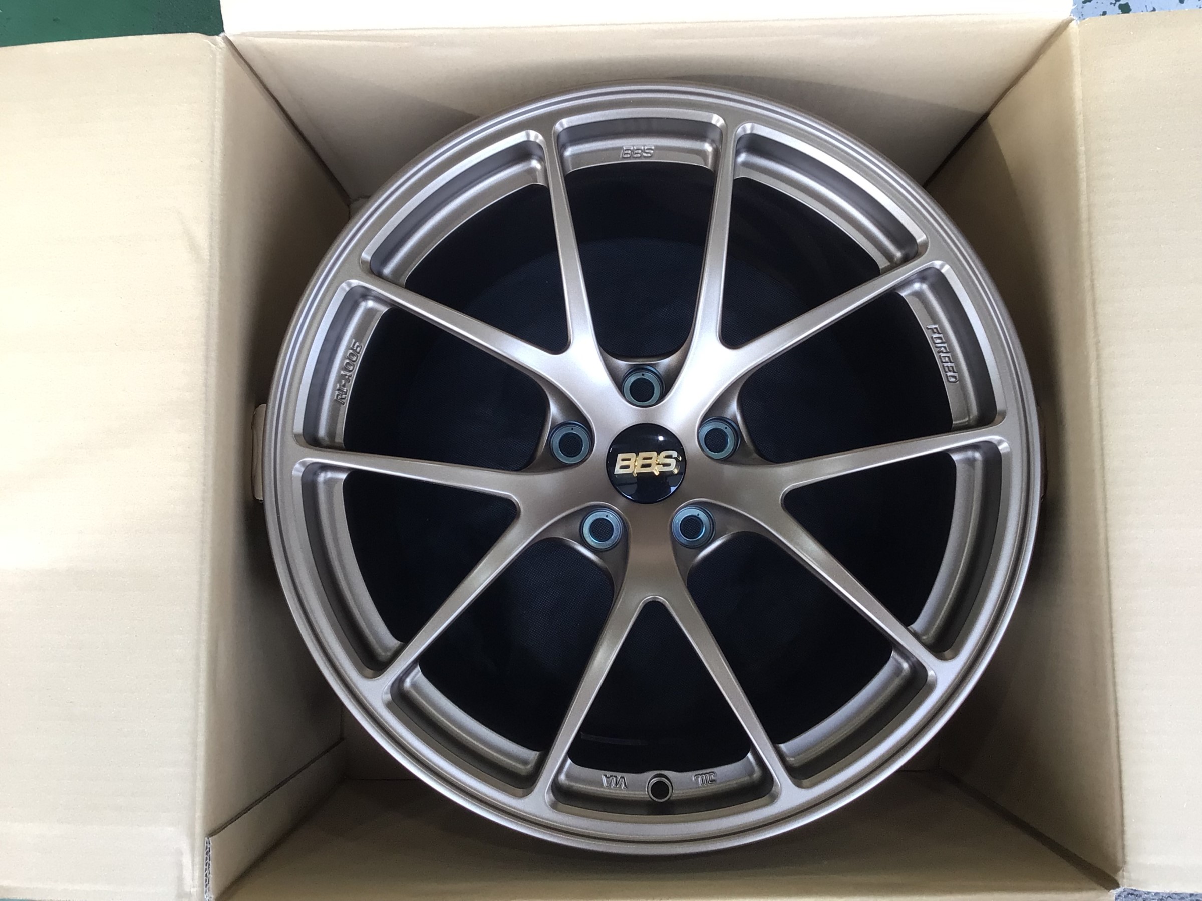 BBS ホイール 黒/茶メタリックPirelliタイヤ付き 20