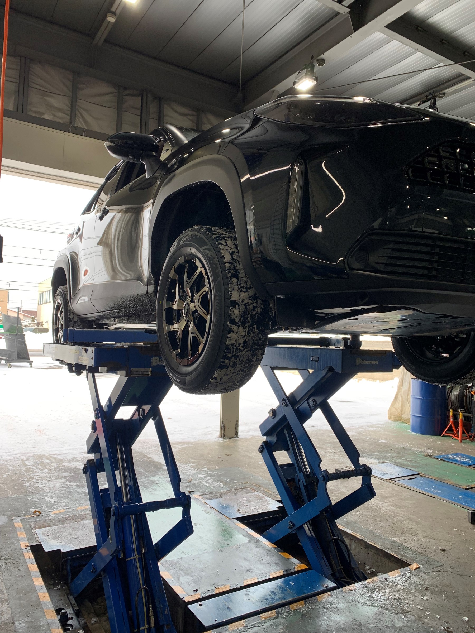 ヤリスクロス 下廻り錆止め トヨタ ヤリス クロス メンテナンス商品 その他 下廻りサビ防止施工 スタッフ日記 タイヤ館 旭川すえひろ タイヤからはじまる トータルカーメンテナンス タイヤ館グループ