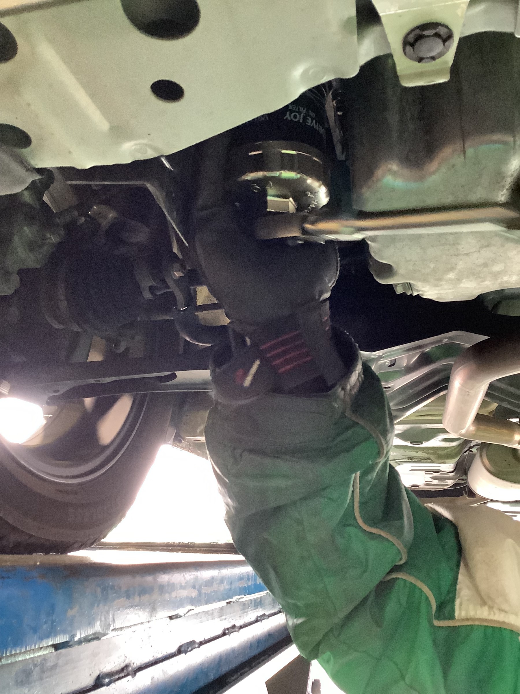 オイルエレメント交換作業風景