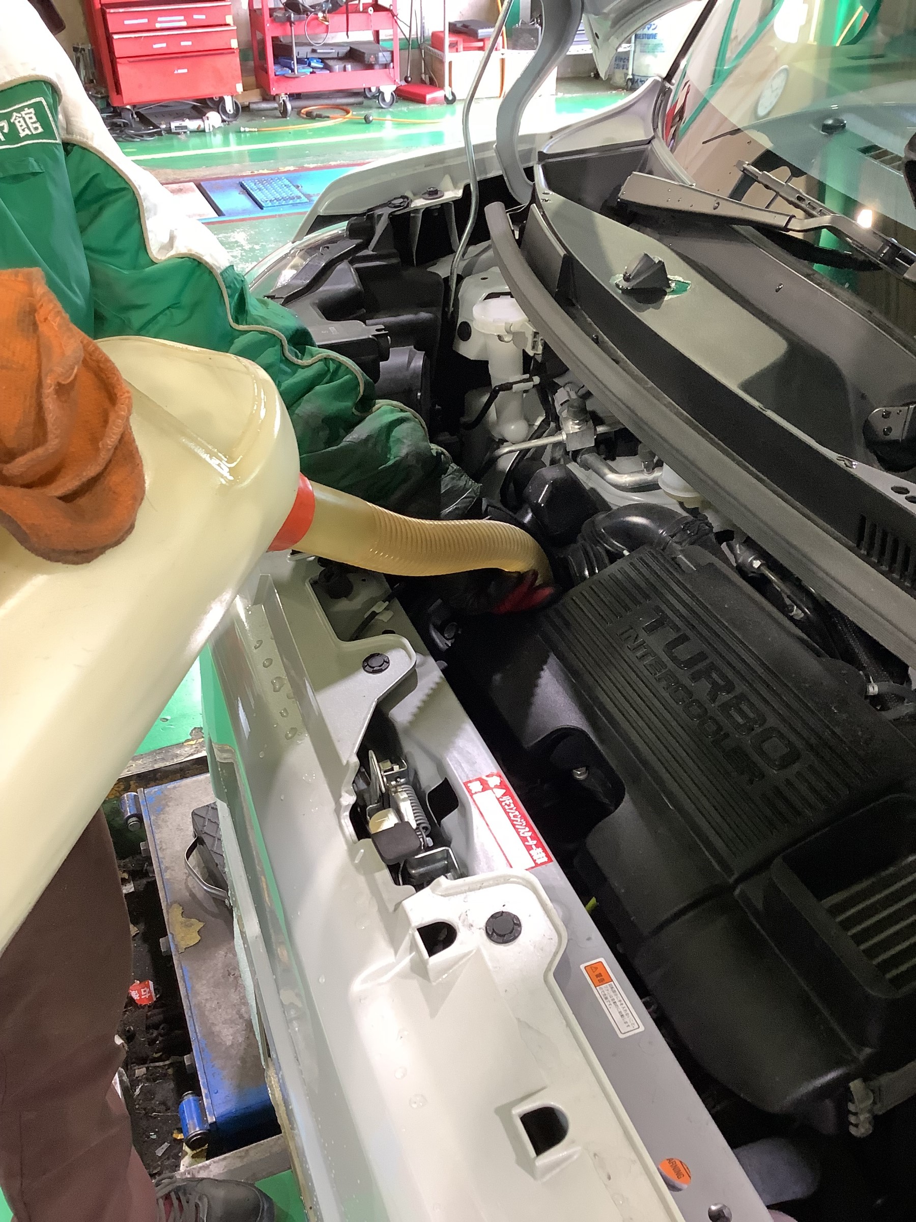 新しいオイルを入れています