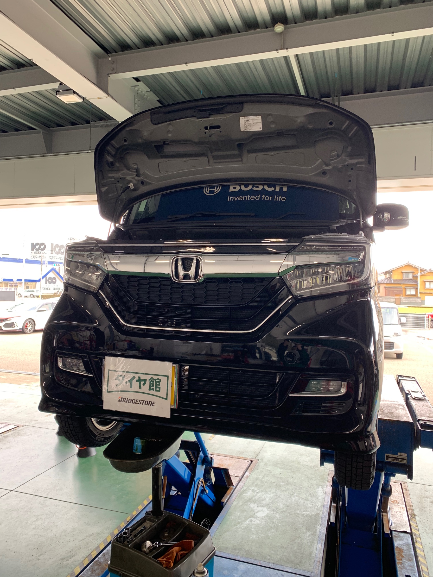 ホンダ N Box オイル交換 ホンダ N Box メンテナンス商品 オイル関連 エンジンオイル交換 作業紹介 タイヤ館 金沢西 石川県 福井県のタイヤ カー用品ショップ タイヤからはじまる トータルカーメンテナンス タイヤ館グループ