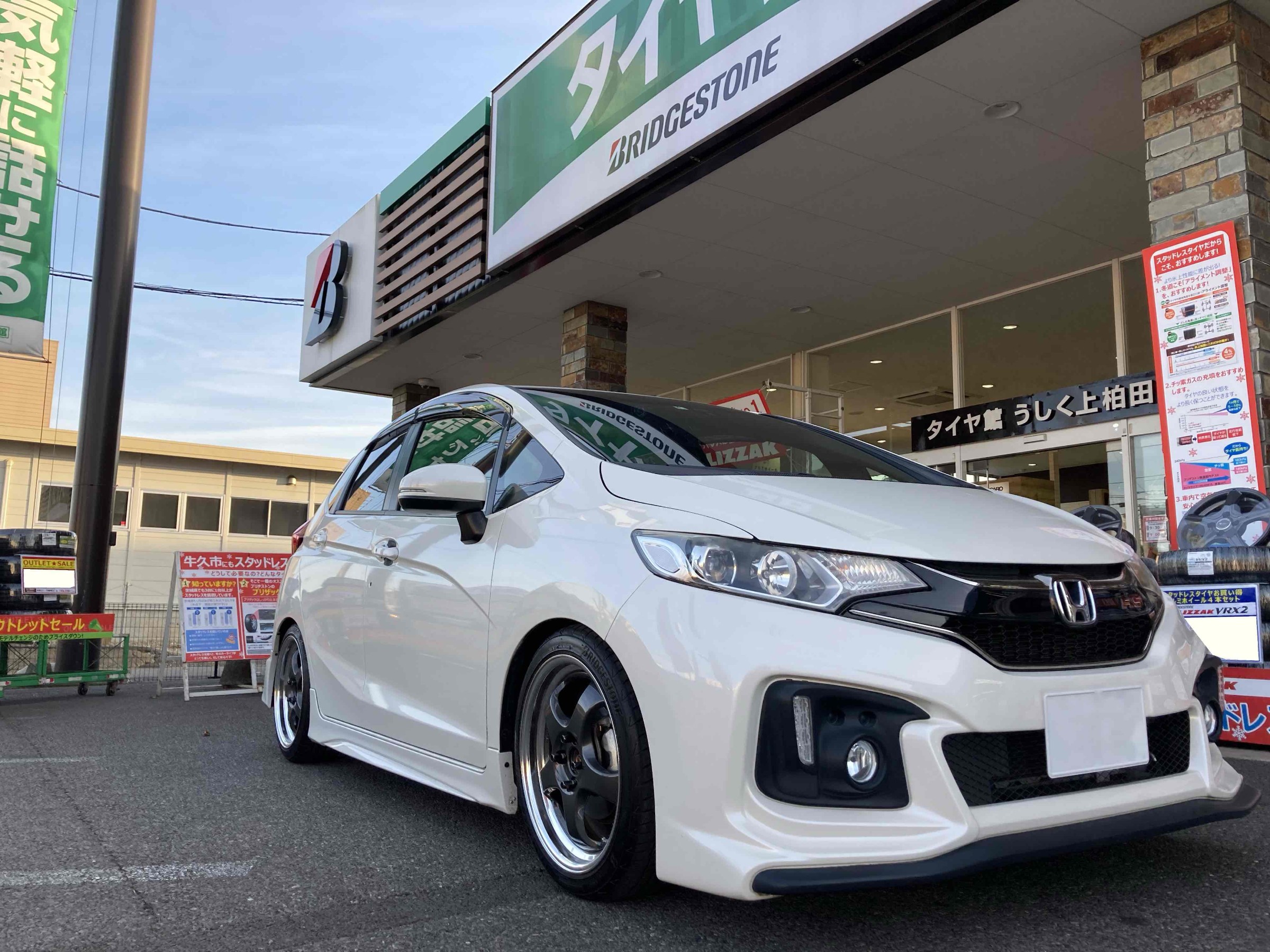 ホンダ フィットrs Gk5 握るたびに満足 Momoステアリングのお取付けです ホンダ フィット その他 パーツ取付 各種用品取付 サービス事例 タイヤ館 うしく上柏田 茨城県のタイヤ カー用品ショップ タイヤからはじまる トータルカーメンテナンス タイヤ館