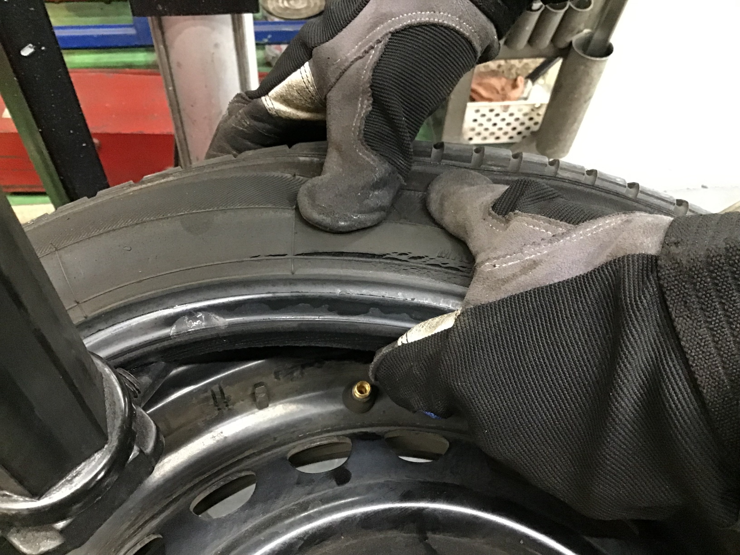 タイヤ側面の亀裂 スタッフ日記 タイヤ館 小松川 東京都のタイヤ カー用品ショップ タイヤからはじまる トータルカーメンテナンス タイヤ 館グループ