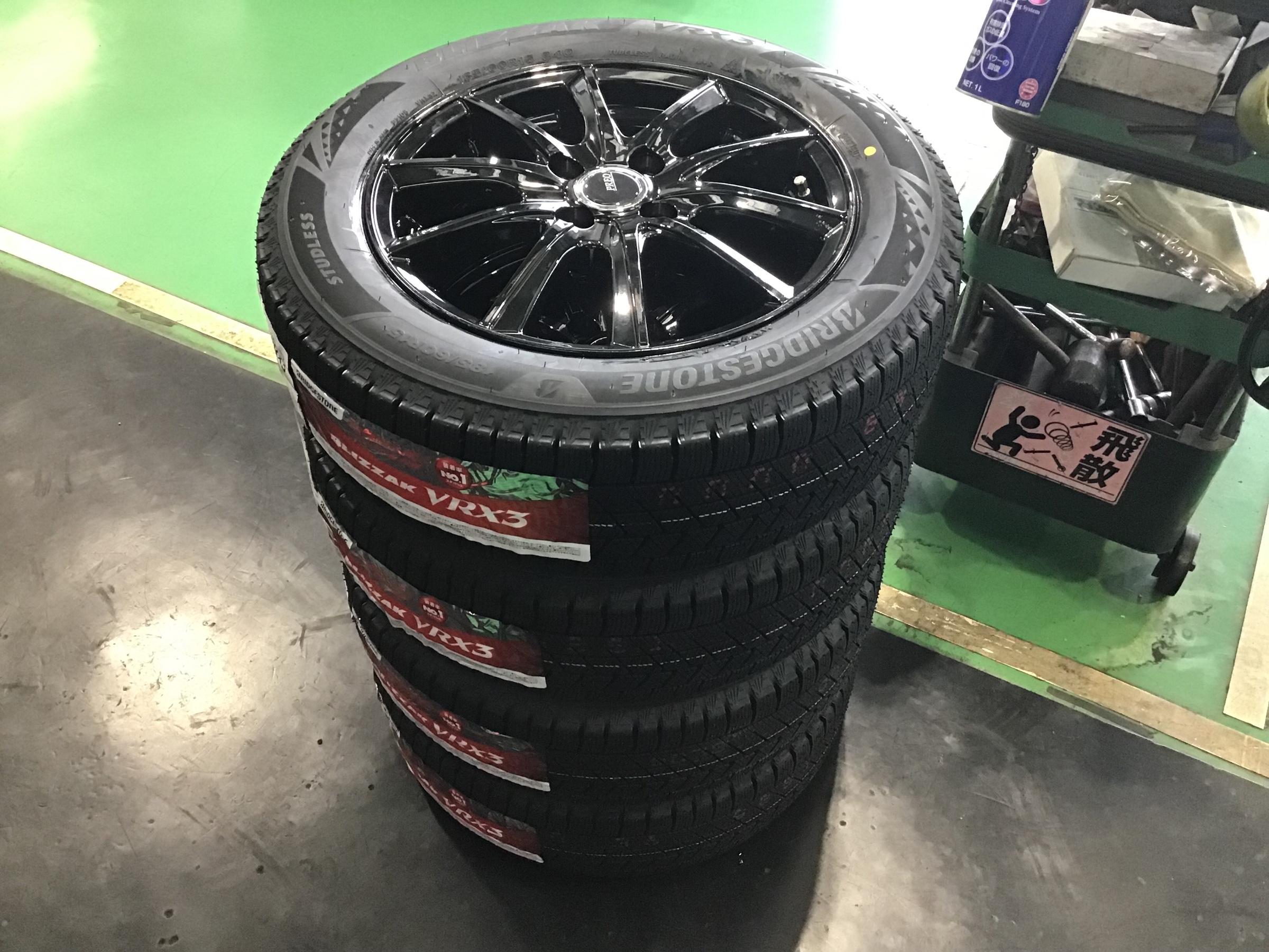 トヨタ【アクア】NHP10 スタッドレスタイヤ&ホイールセットお