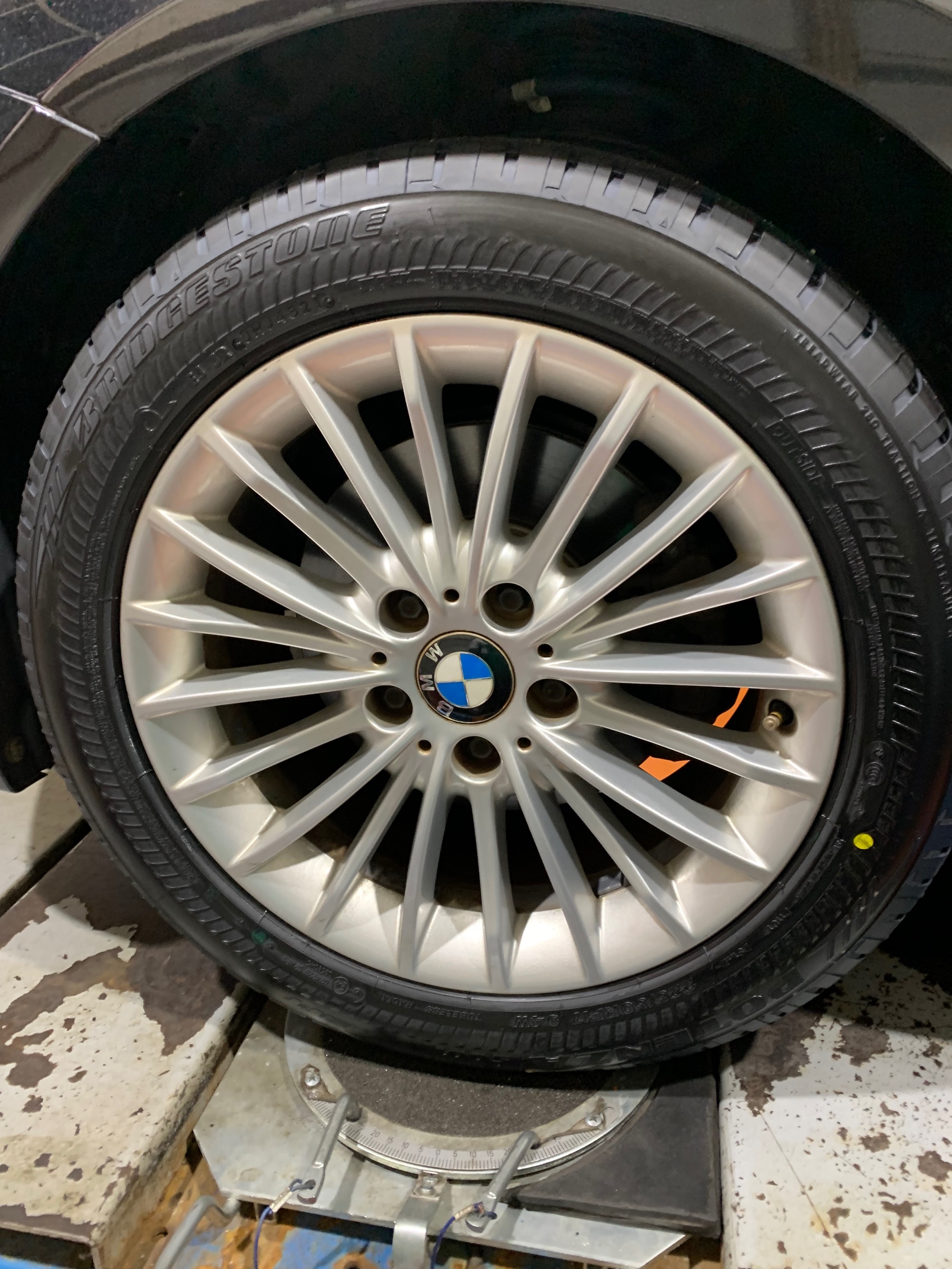 Bmw 3シリーズ タイヤ交換 Bmw 3シリーズ タイヤ ランフラットタイヤ取扱 取り付け事例 タイヤ館 南久留米 タイヤからはじまる トータルカーメンテナンス タイヤ館グループ