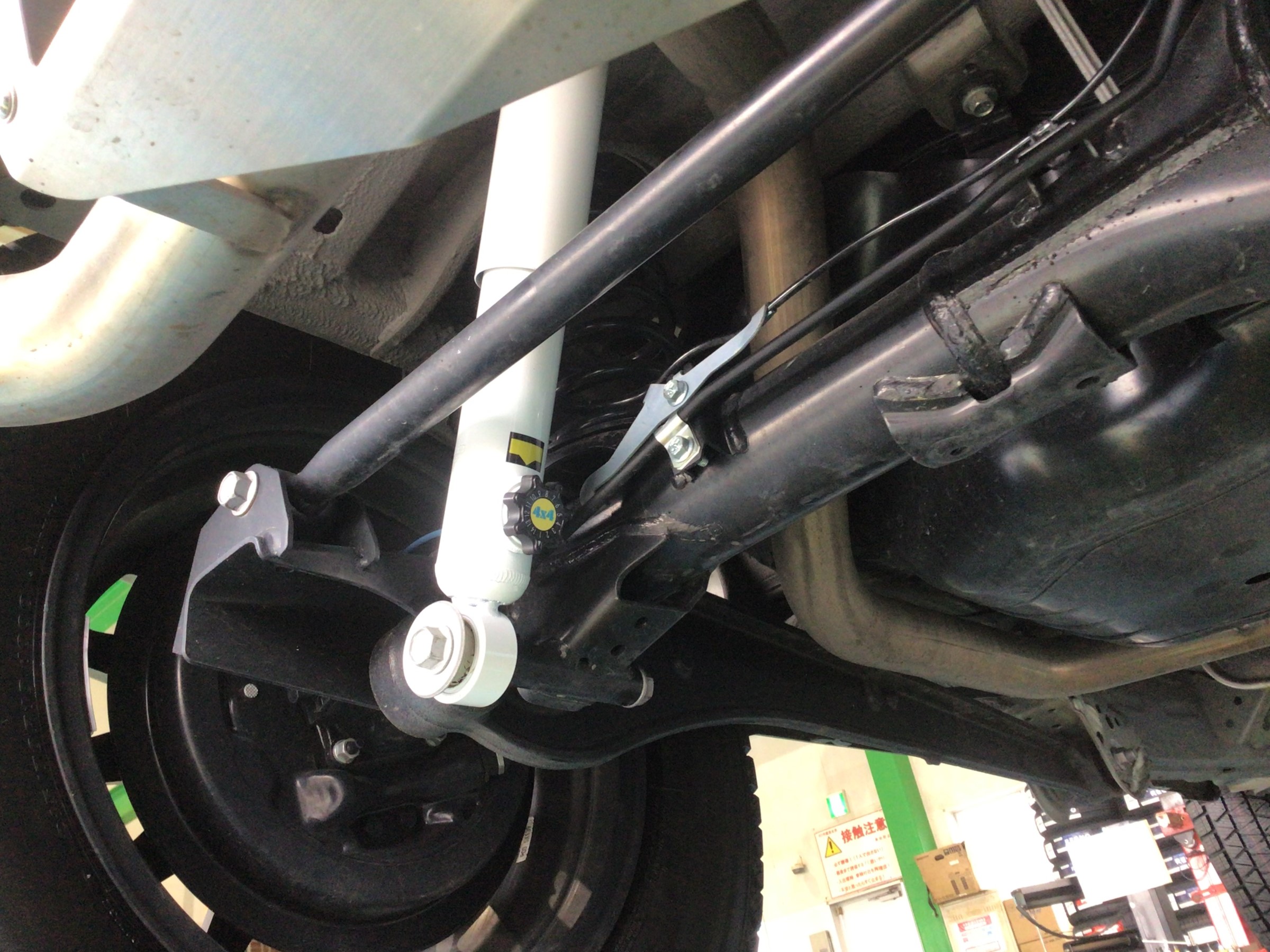 ジムニーJB64 ショックアブソーバー一式　ステアリングダンパー（新車外し） R6年新車外し品ジムニーJB64用純正アブソーバー1台分 : ショウワ