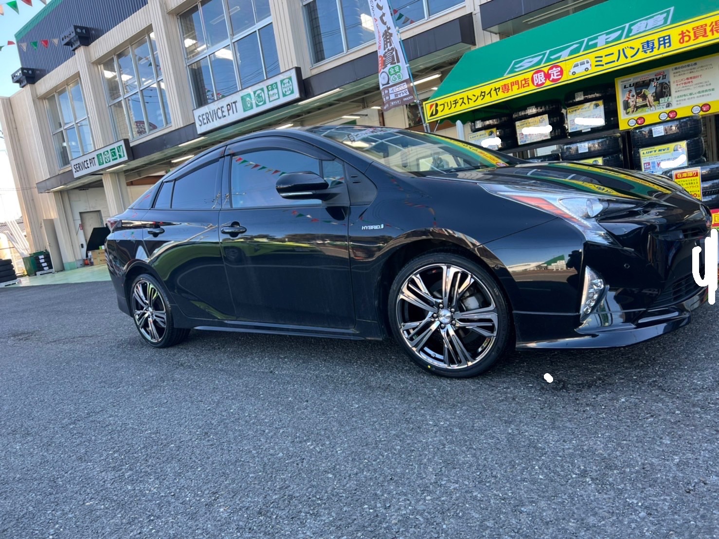 トヨタ ZVW50 プリウス】タイヤホイールセット取付の紹介 | 店舗