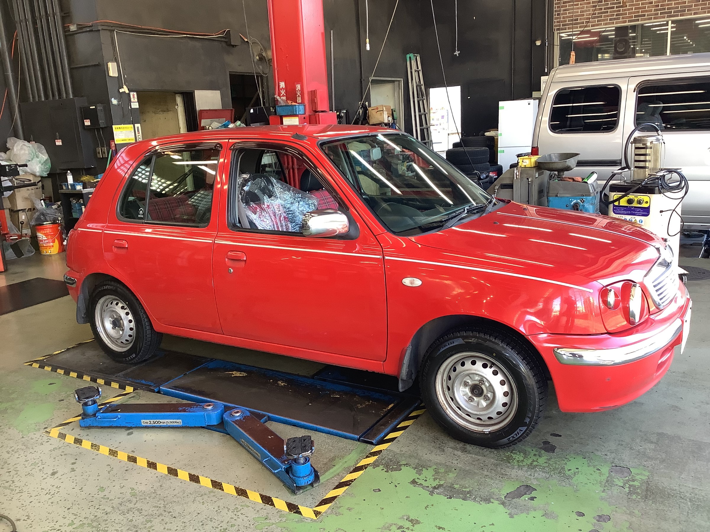 日産 マーチ スタッドレス交換 日産 マーチ タイヤ その他 スタッドレス メンテナンス サービス事例 タイヤ館 パドック２４６ 東京都のタイヤ カー用品ショップ タイヤからはじまる トータルカーメンテナンス タイヤ館グループ