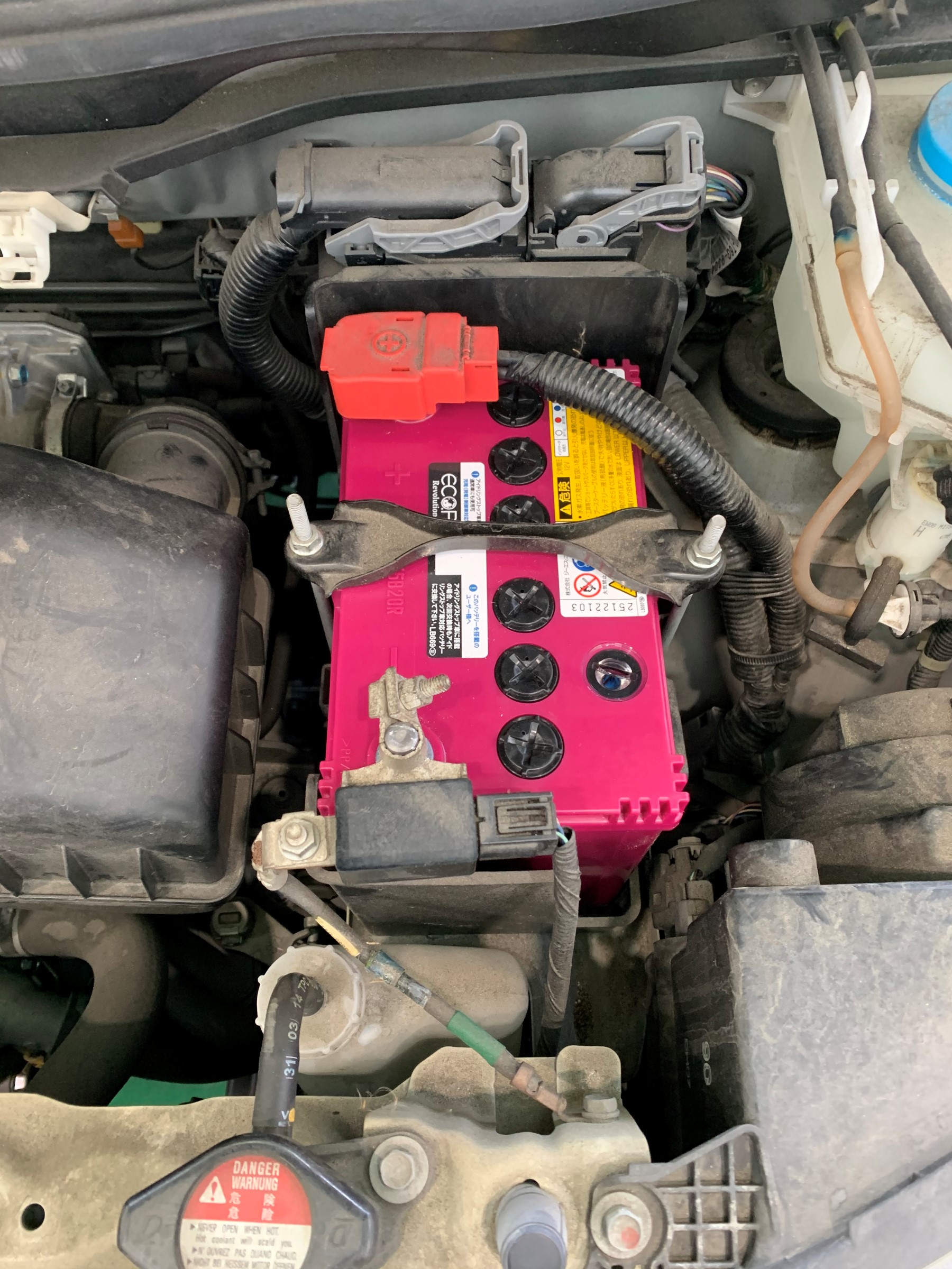 ホンダのｎ Wgnのバッテリー交換です ホンダ N Wgn メンテナンス商品 パーツ取付 各種用品取付 サービス事例 タイヤ館 高松屋島 香川県のタイヤ カー用品ショップ タイヤからはじまる トータルカーメンテナンス タイヤ館グループ