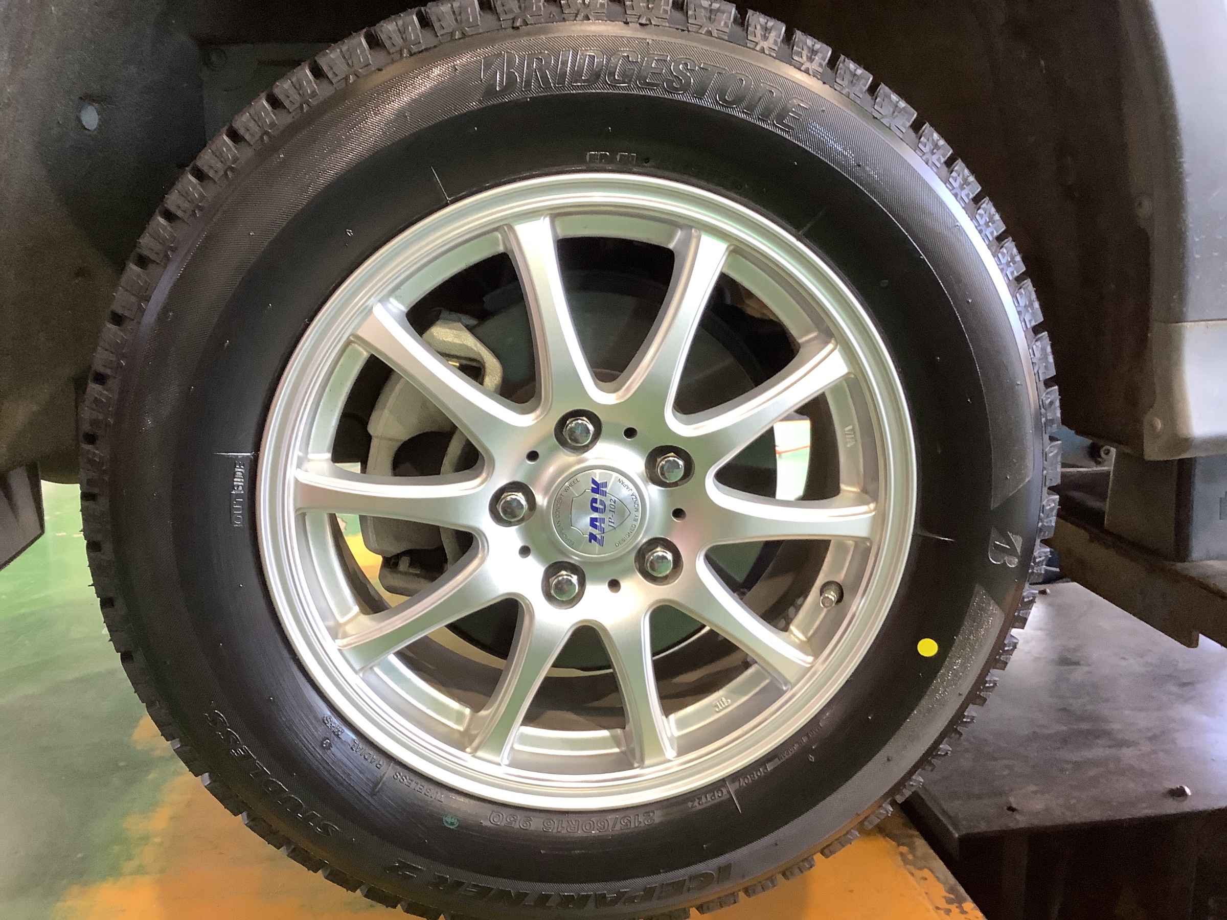 ☆ホンダ・ヴェゼル スタッドレスタイヤ交換☆ | 店舗おススメ情報