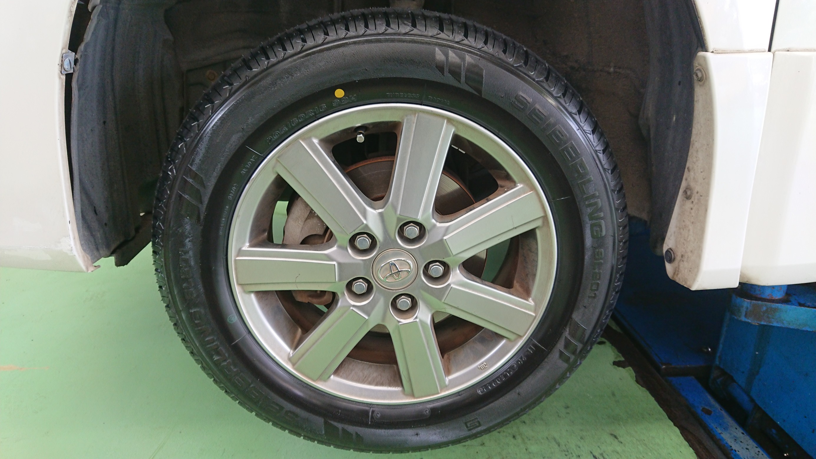トヨタ・VOXY(ZRR70W)】タイヤ交換です。 | トヨタ ヴォクシー タイヤ