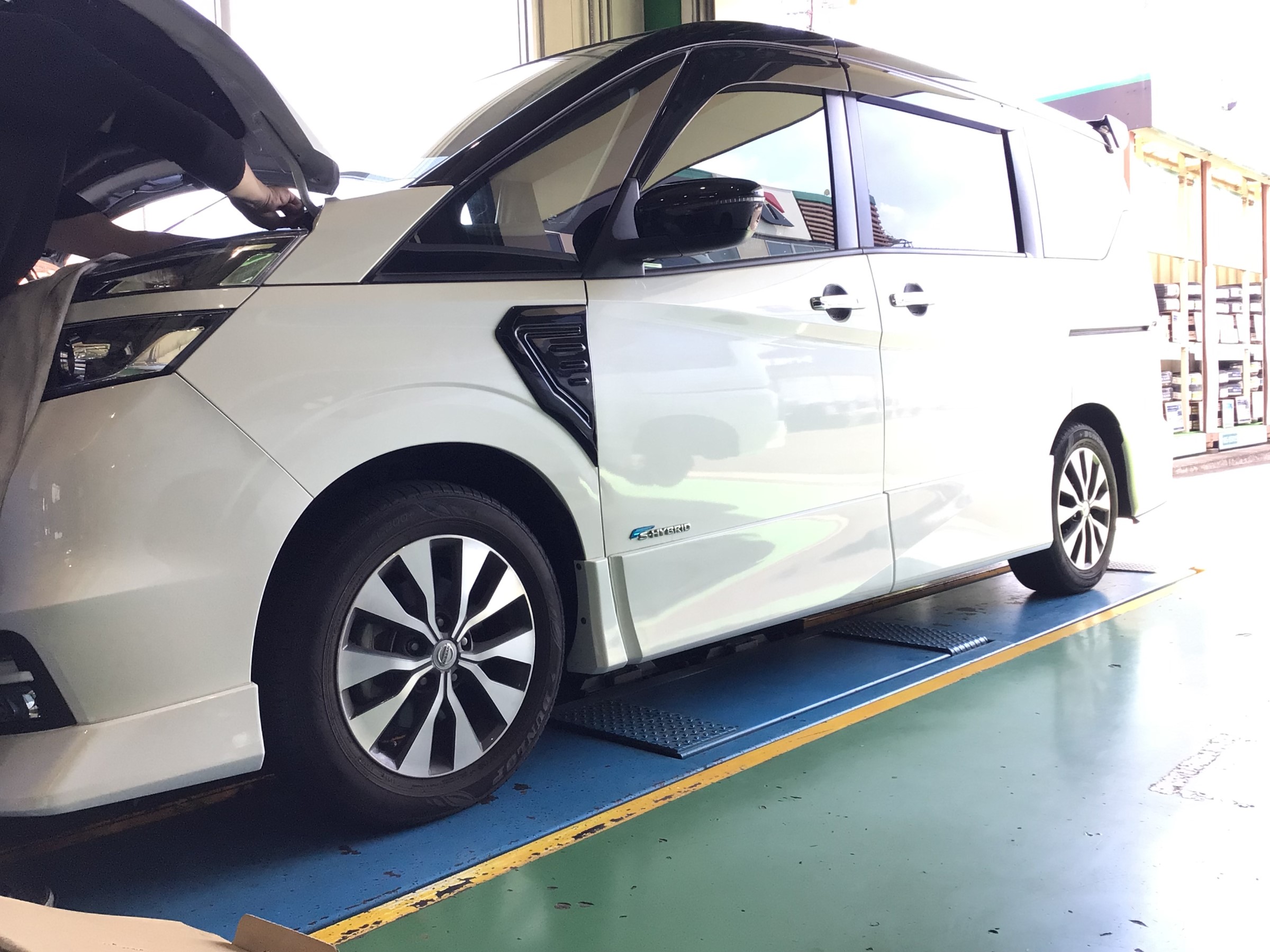 日産セレナ TEINダウンサス ブリッツタワーバー アルミホイール