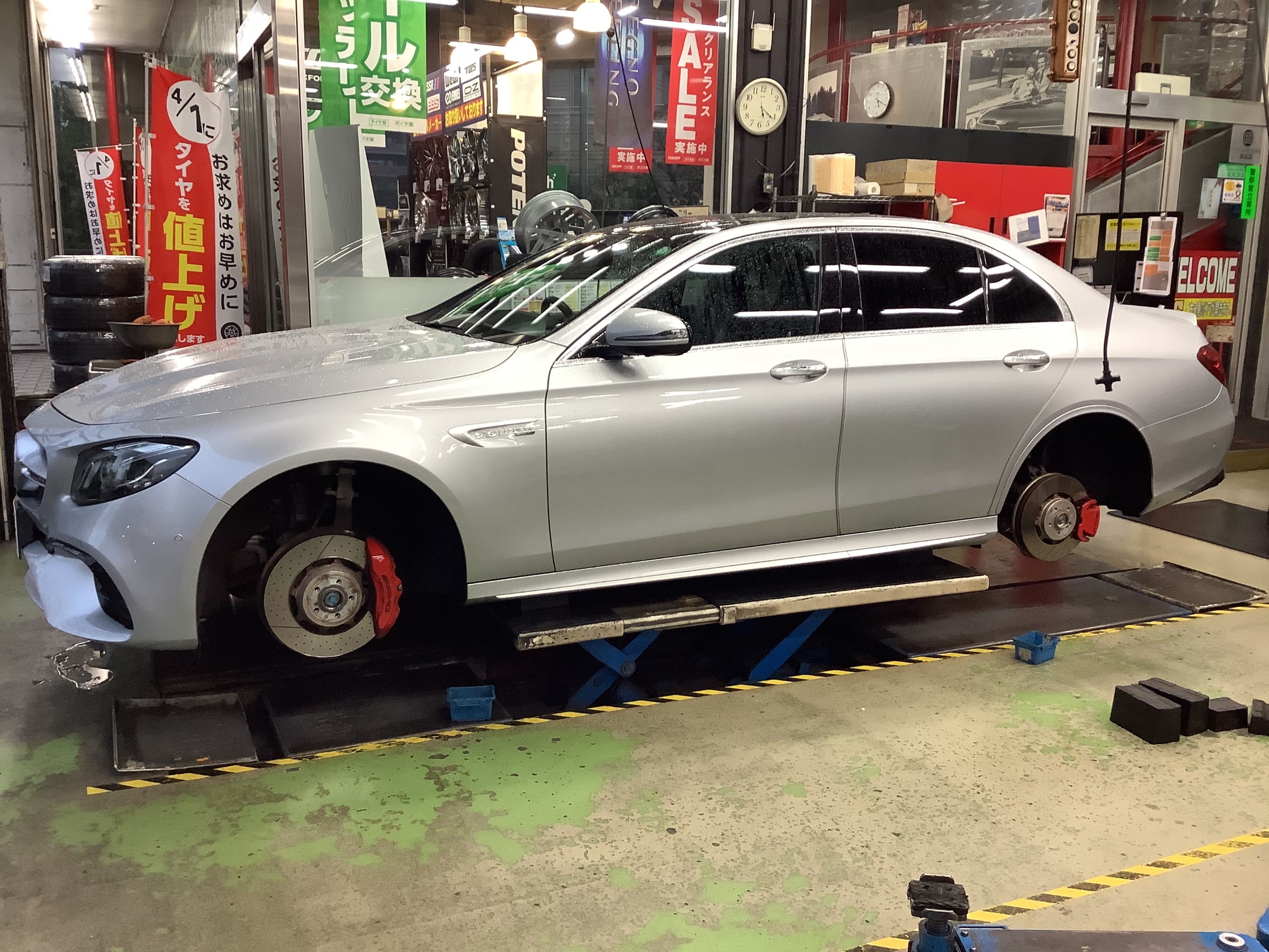 W213 メルセデスベンツ Eクラス Amg E63s タイヤ交換 メルセデス ベンツ Eクラス タイヤ タイヤ ホイール関連 タイヤ ホイール交換 サービス事例 タイヤ館 パドック２４６ 東京都のタイヤ カー用品ショップ タイヤからはじまる トータルカー