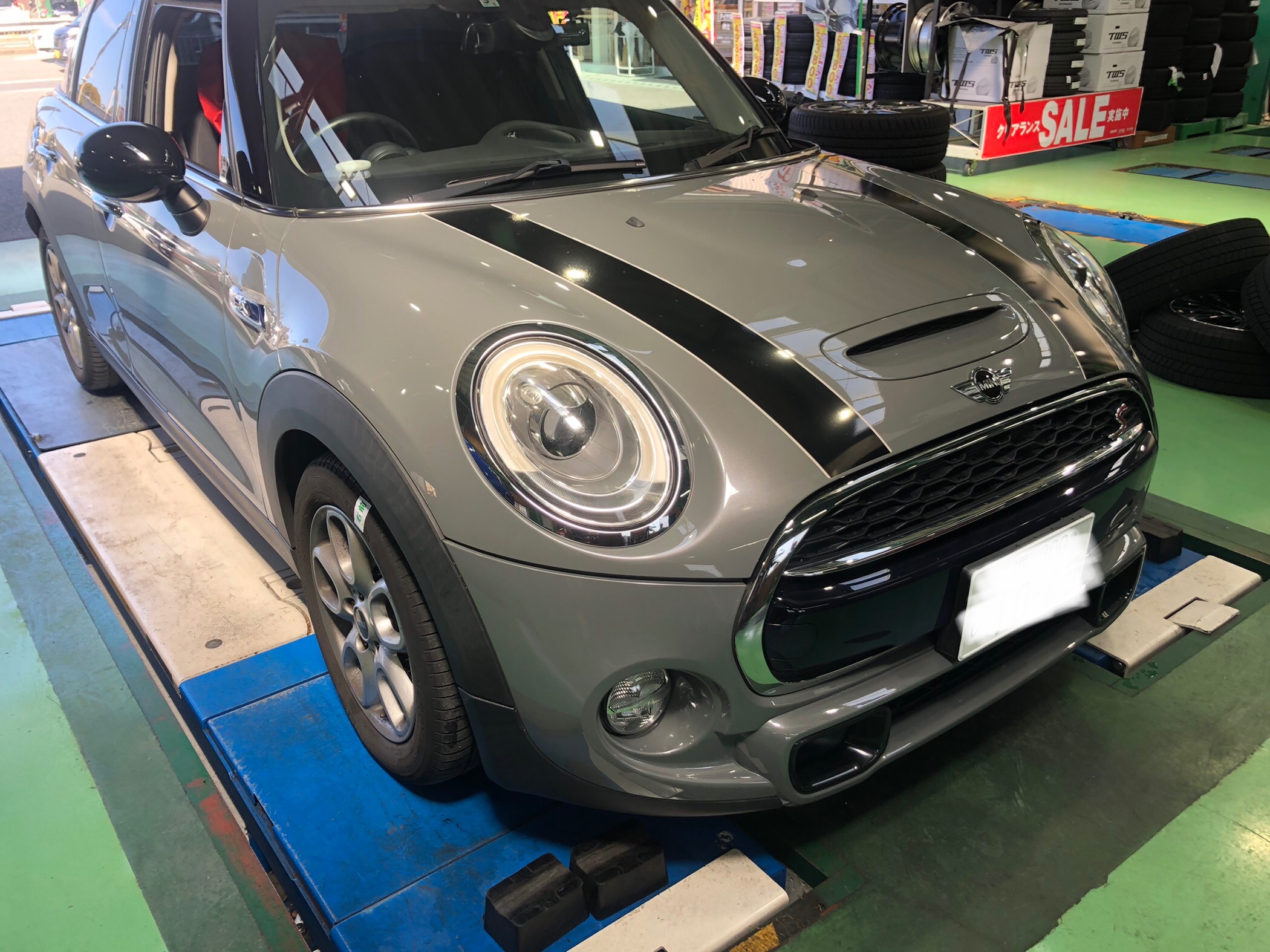 ミニクーパーにWORK EMOTION ZR10 18インチ取付～♪ | 店舗お