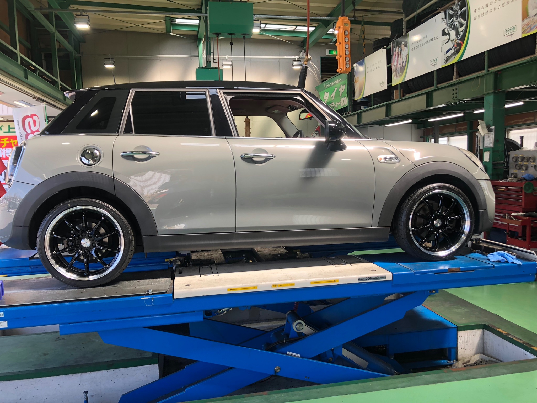 ミニクーパーにWORK EMOTION ZR10 18インチ取付～♪ | 店舗お