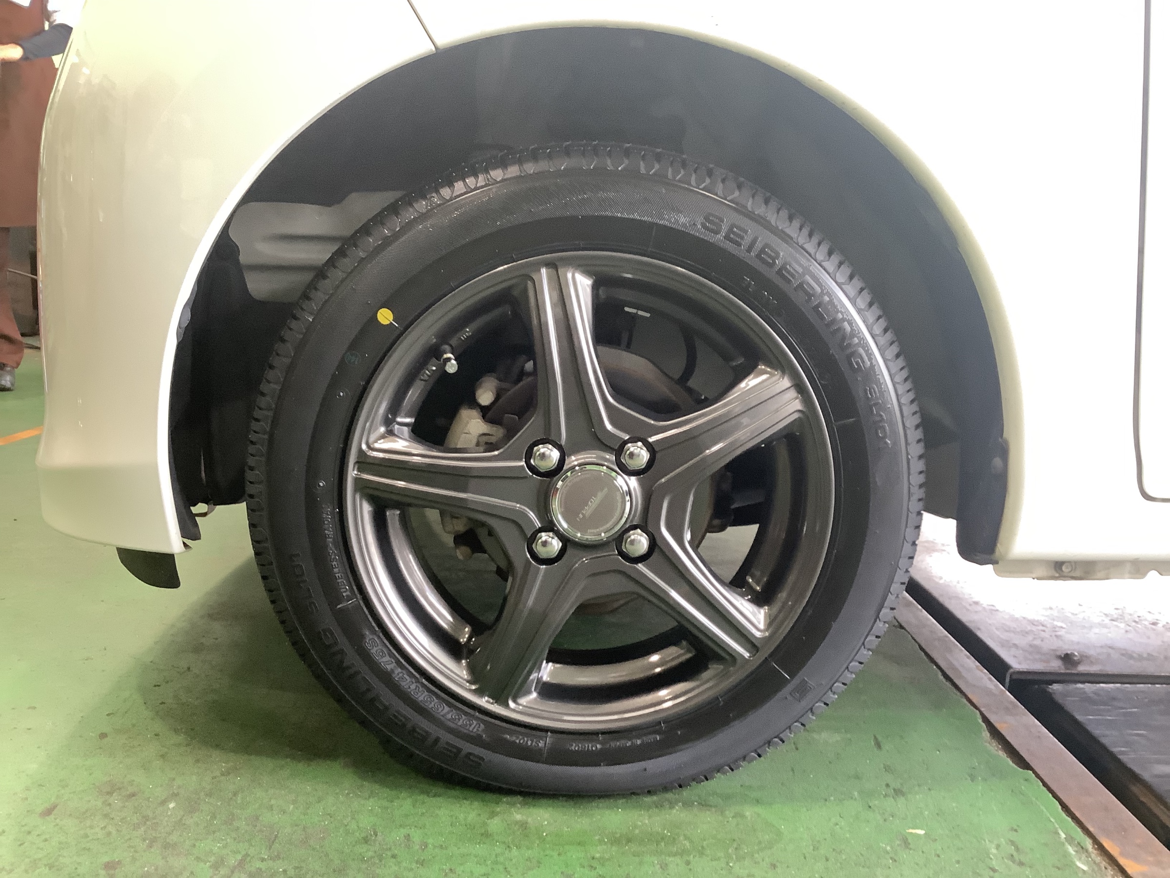 タイヤ ホイール交換 日産 デイズ 日産 デイズ ホイール タイヤ ホイール関連 タイヤ ホイール交換 サービス事例 タイヤ館 みどり 愛知県 三重県のタイヤ カー用品ショップ タイヤからはじまる トータルカーメンテナンス タイヤ館グループ