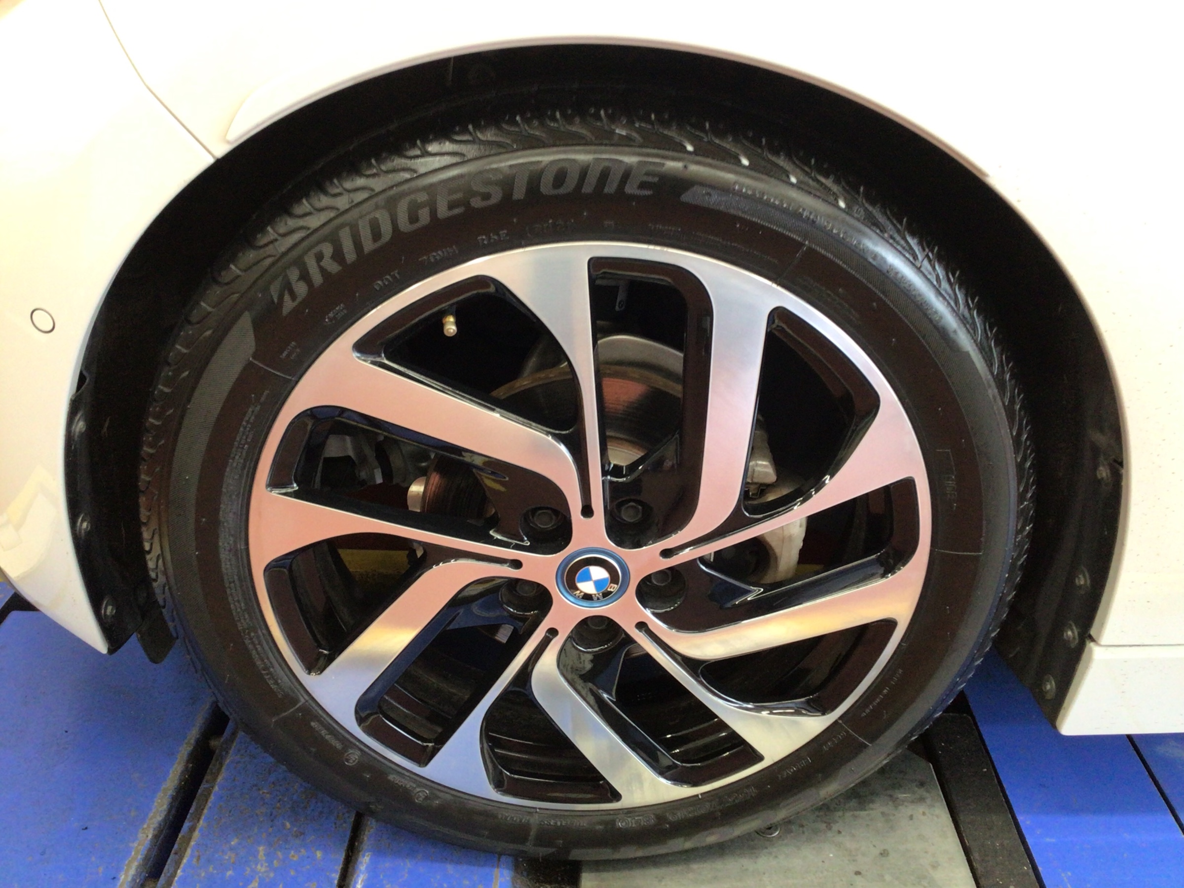 BMW・i3〜タイヤ交換(EP500)〜 | 店舗おススメ情報 | タイヤ館