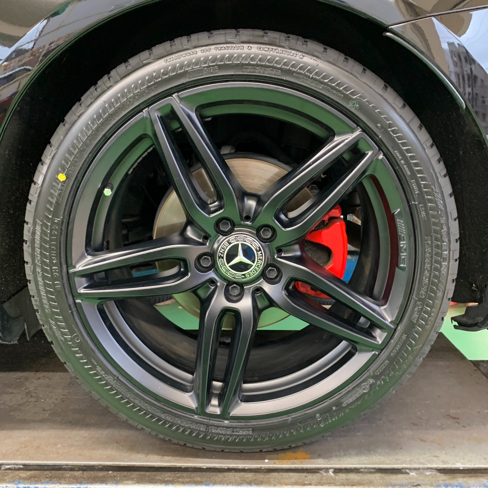 メルセデス・ベンツ E200クーペ (C238) POTENZA S001 RFT でタイヤ交換