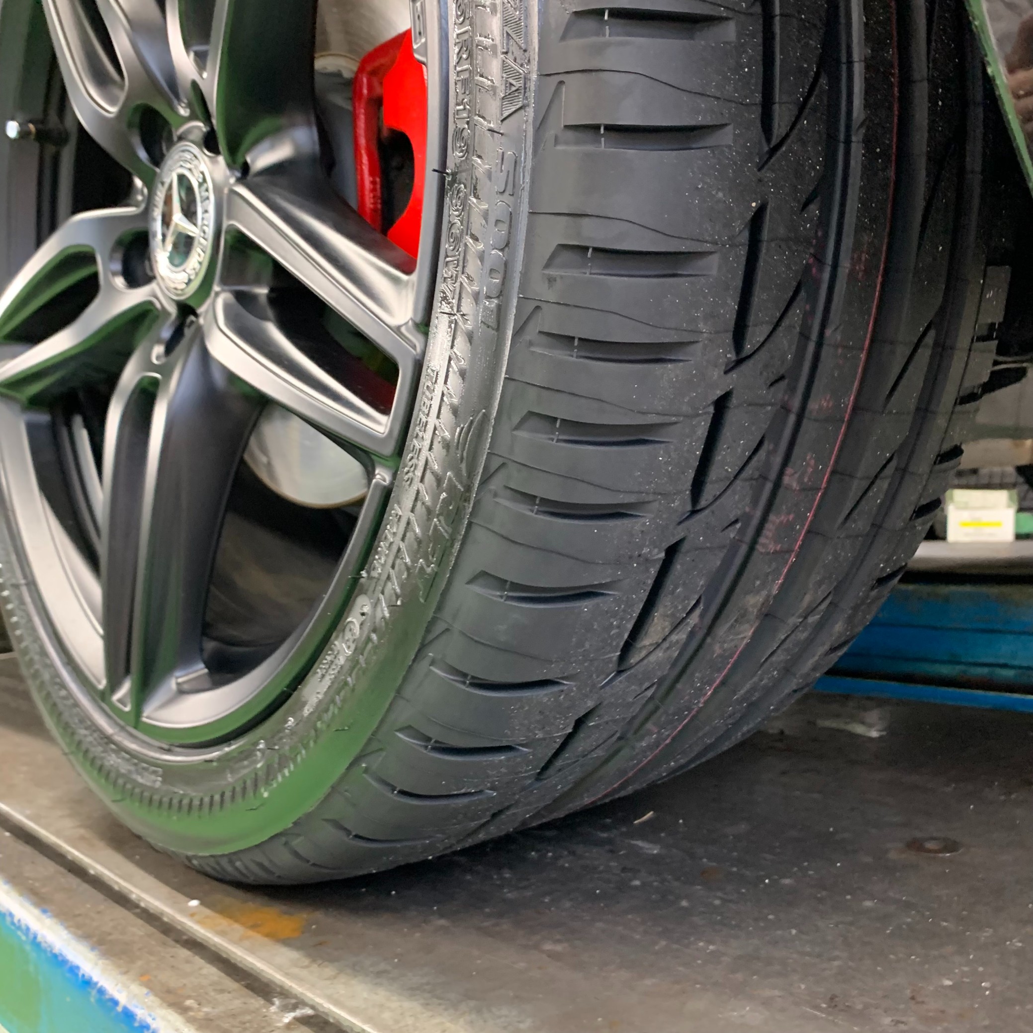メルセデス・ベンツ E200クーペ (C238) POTENZA S001 RFT でタイヤ交換