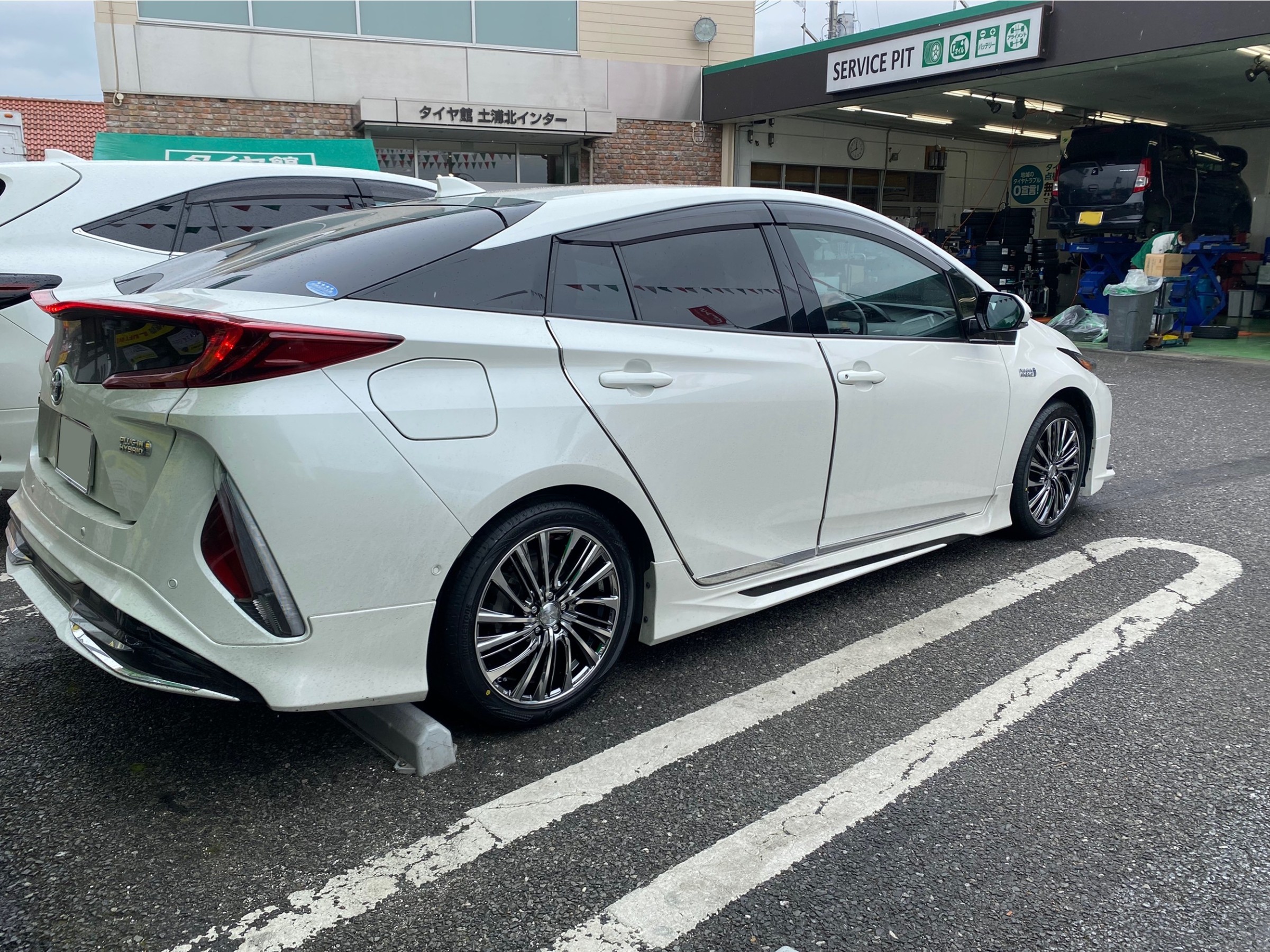 トヨタ・プリウスPHV・ZVW52】タイヤホイールセット取付 | 店舗お