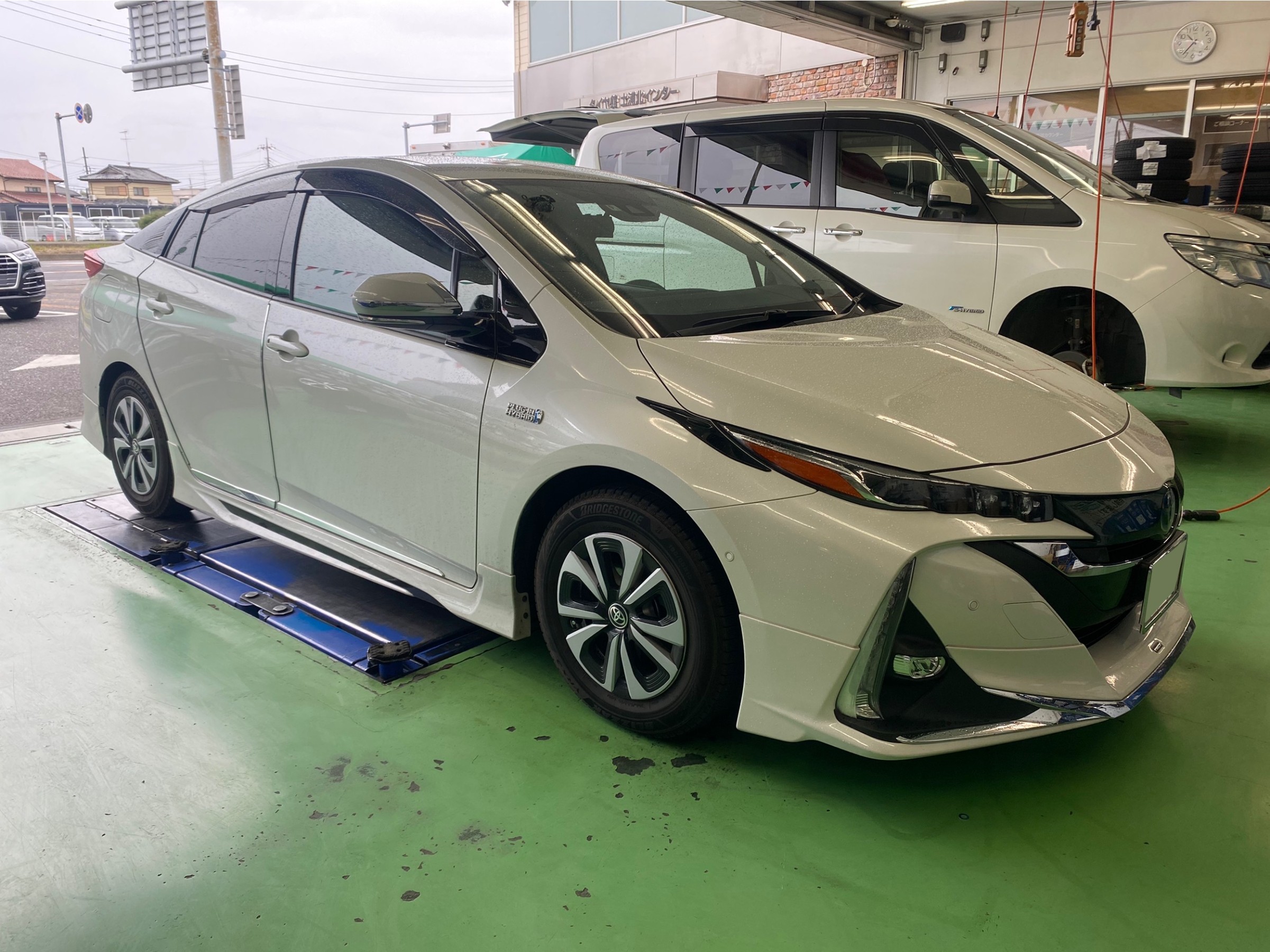 トヨタ・プリウスPHV・ZVW52】タイヤホイールセット取付 | 店舗お