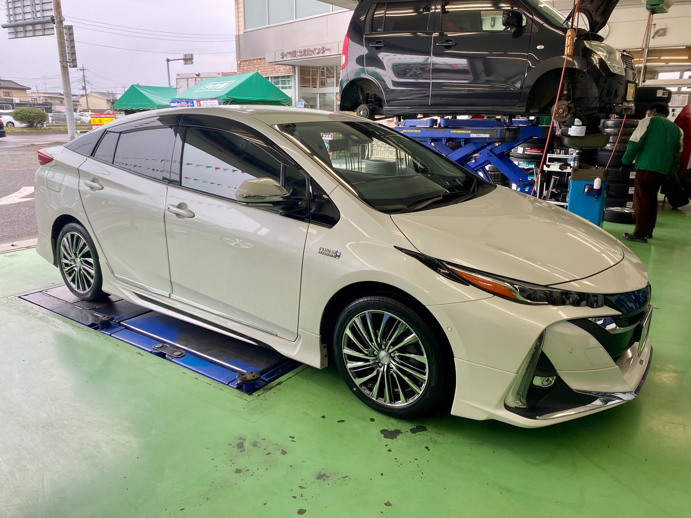 フワリ様　5点 トヨタ・プリウスPHV・ZVW52】タイヤホイールセット取付 | 店舗お