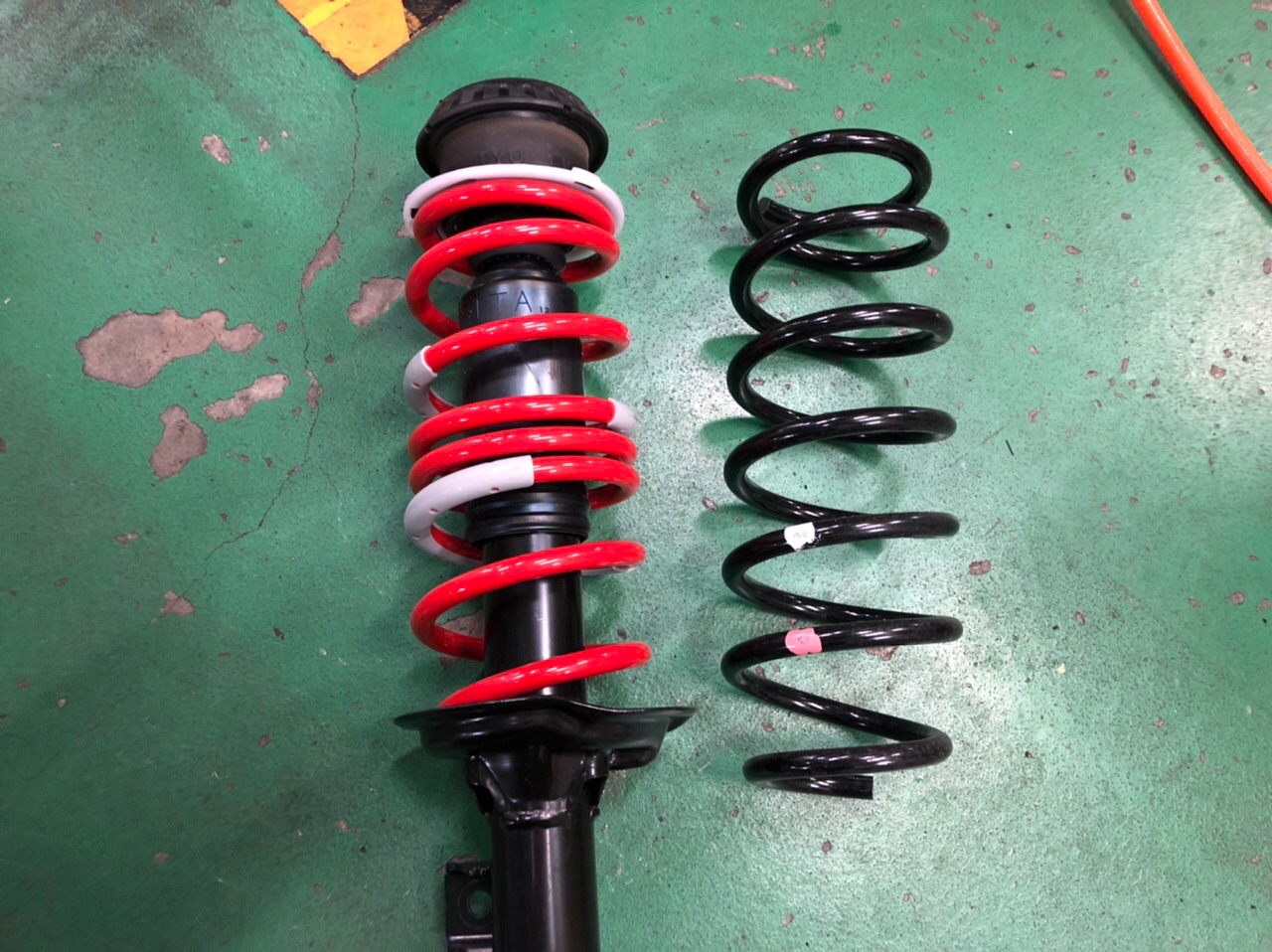 DAN'S SON'S様⭐︎引き取り希望 ホンダ N-VANにダウンサス取り付け、アライメント調整！ | 店舗