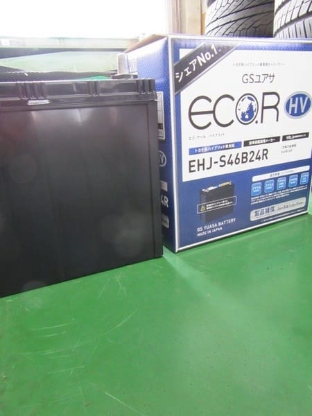 プリウスα 補機バッテリー交換 | トヨタ プリウスα メンテナンス商品 パーツ取付 > 各種用品取付 | サービス事例 | タイヤ館 瀬谷 |  神奈川県のタイヤ、カー用品ショップ タイヤからはじまる、トータルカーメンテナンス タイヤ館グループ