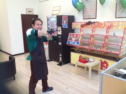 射的を楽しむ２８歳スタッフ（笑）
