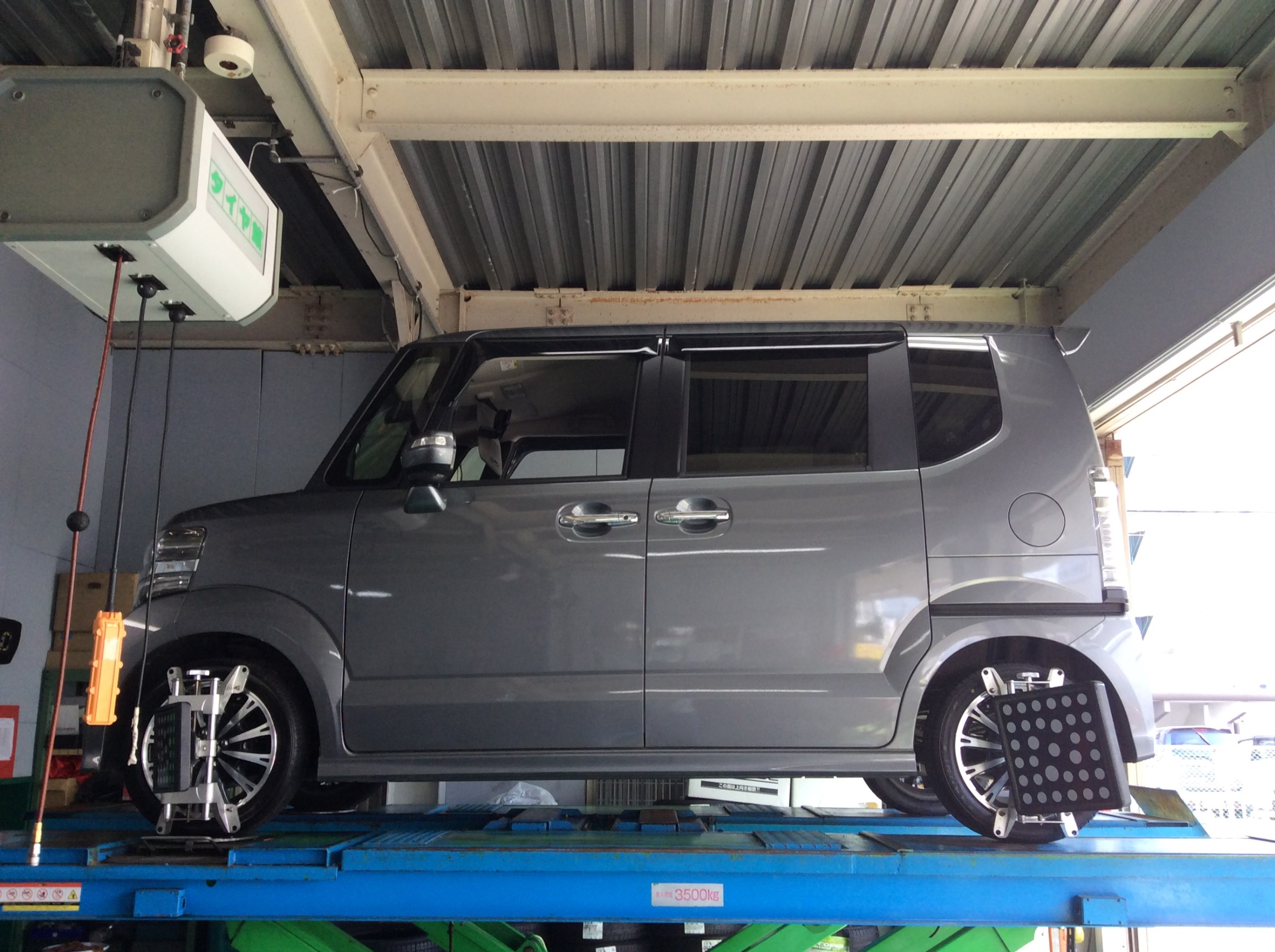 新車購入後9ヵ月ほどですが 片減りによるタイヤ交換です ホンダ N Box タイヤ タイヤ ホイール関連 4輪トータルアライメント調整 サービス事例 タイヤ館 平塚 神奈川県のタイヤ カー用品ショップ タイヤからはじまる トータルカーメンテナンス タイヤ館