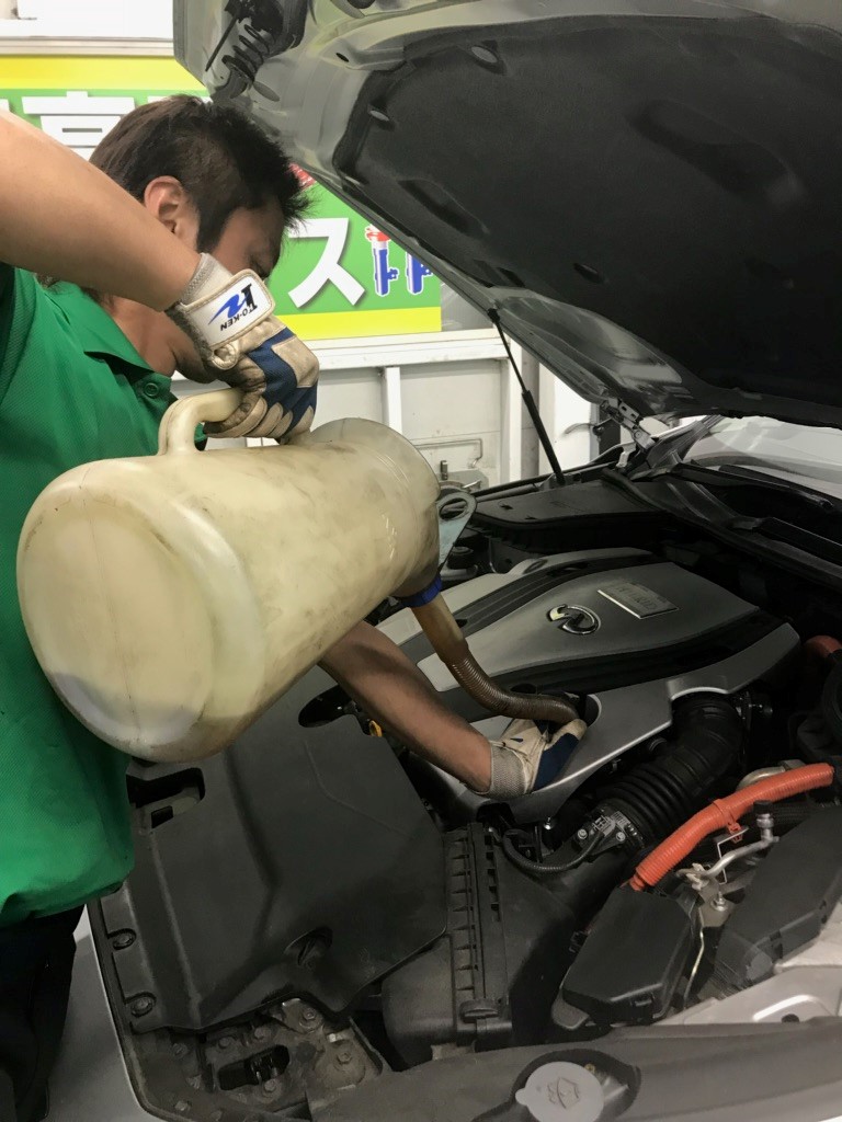 体感できるエンジンオイル A S H Fs 5w 40 V37スカイラインhvに注入 日産 スカイライン メンテナンス商品 オイル関連 エンジン オイル交換 サービス事例 タイヤ館 瀬谷 神奈川県のタイヤ カー用品ショップ タイヤからはじまる トータルカーメンテナンス タイヤ