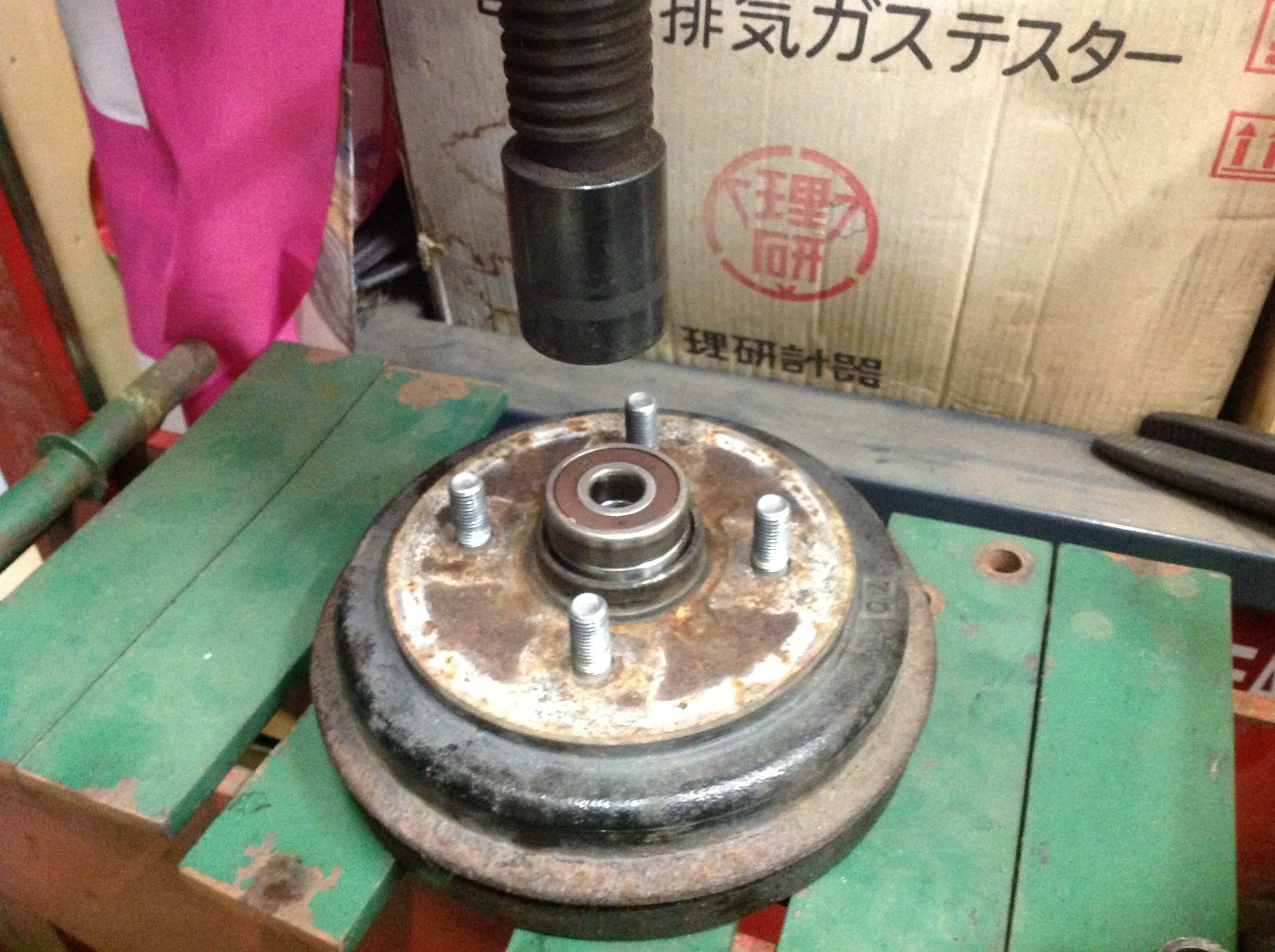 ハブベアリング交換 三菱 Ekワゴン サービス事例 タイヤ館 グリーンピットつくば研究学園 茨城県のタイヤ カー用品ショップ タイヤからはじまる トータルカーメンテナンス タイヤ館グループ