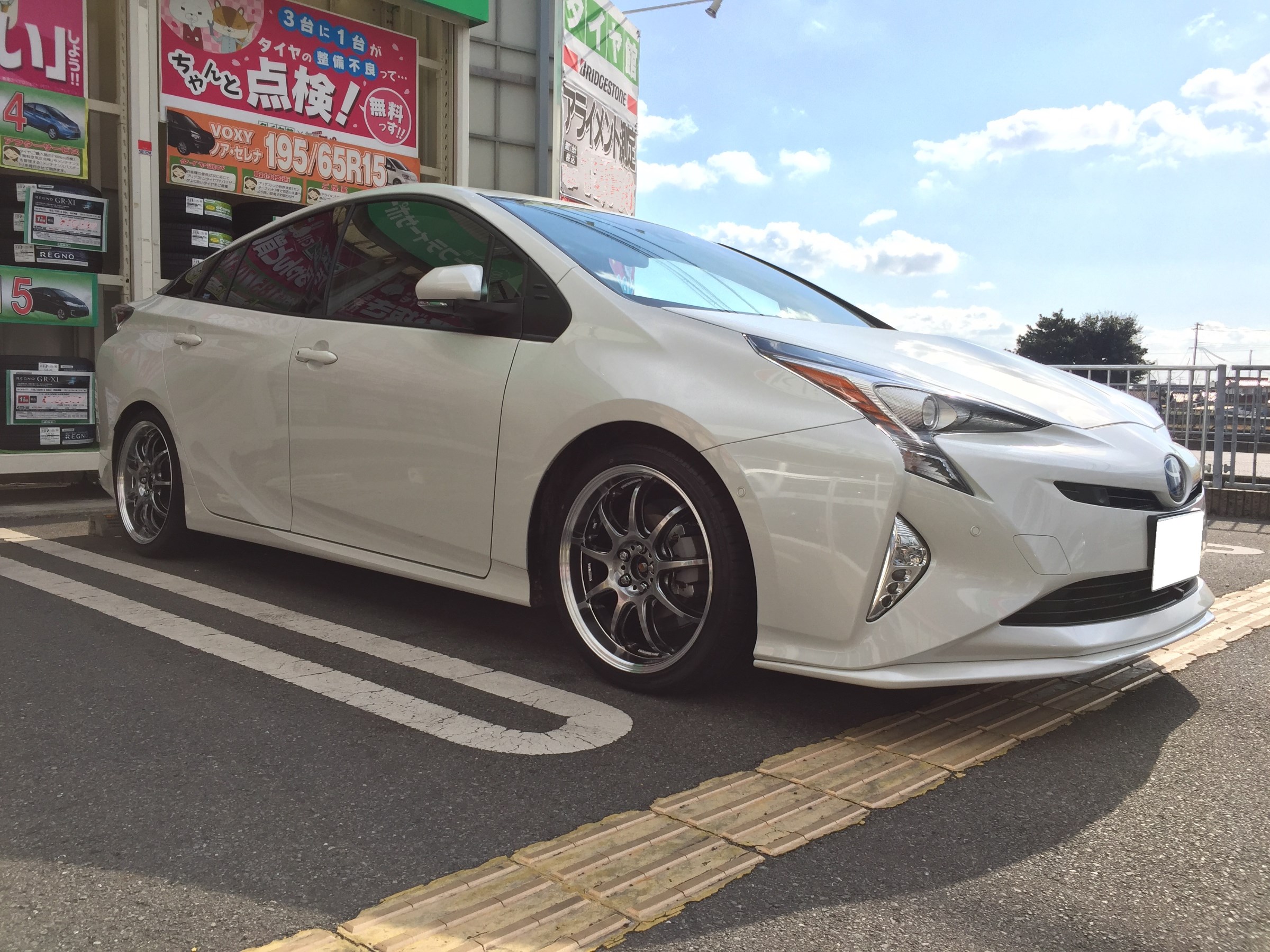 Work エモーションｄ９ｒ Rsrサス ５０プリウスに取り付け トヨタ プリウス ホイール タイヤ ホイール関連 窒素ガス充填 スタッフ日記 タイヤ館 土山 タイヤからはじまる トータルカーメンテナンス タイヤ館グループ