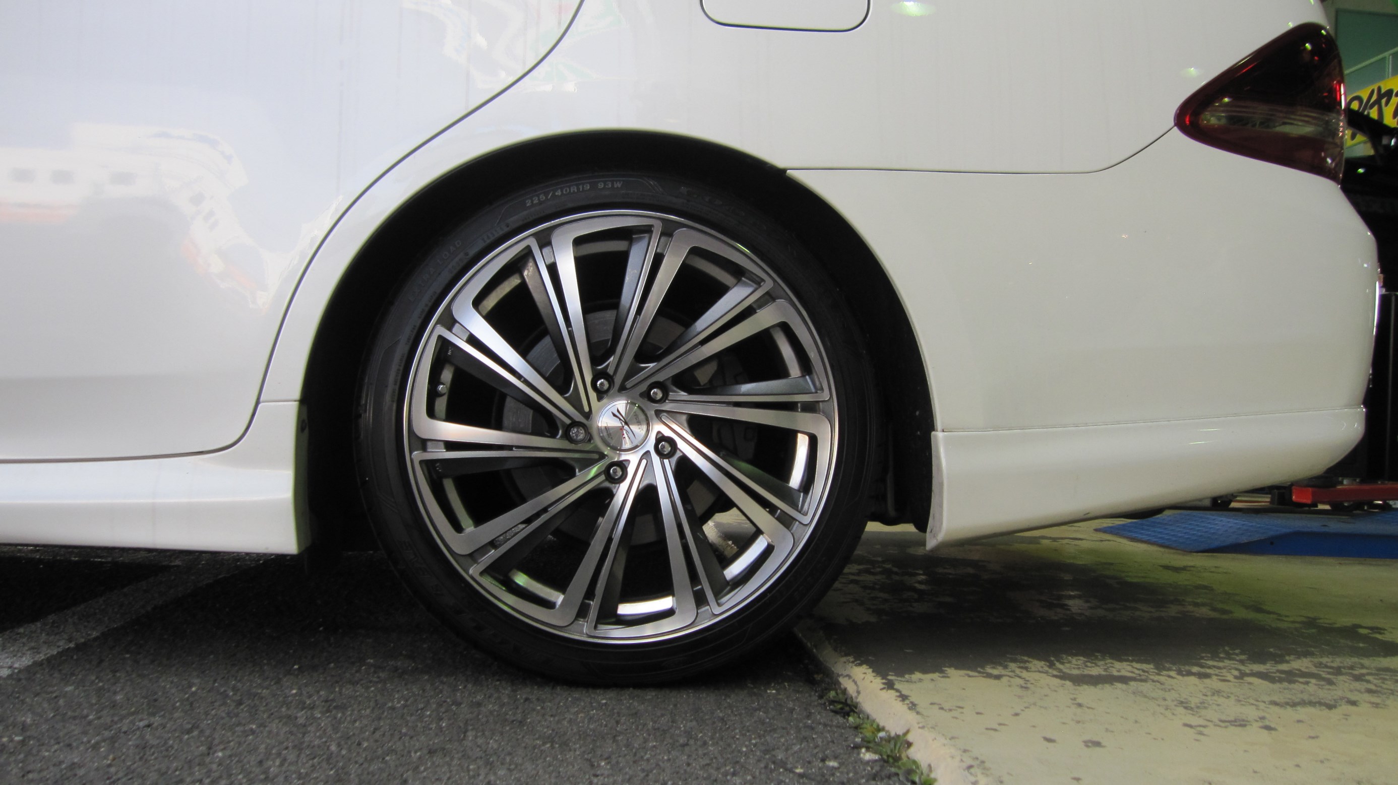 0系 クラウンアスリート 車高調取付 トヨタ クラウン アスリート サービス事例 タイヤ館 奈良 奈良県のタイヤ カー用品ショップ タイヤからはじまる トータルカーメンテナンス タイヤ館グループ