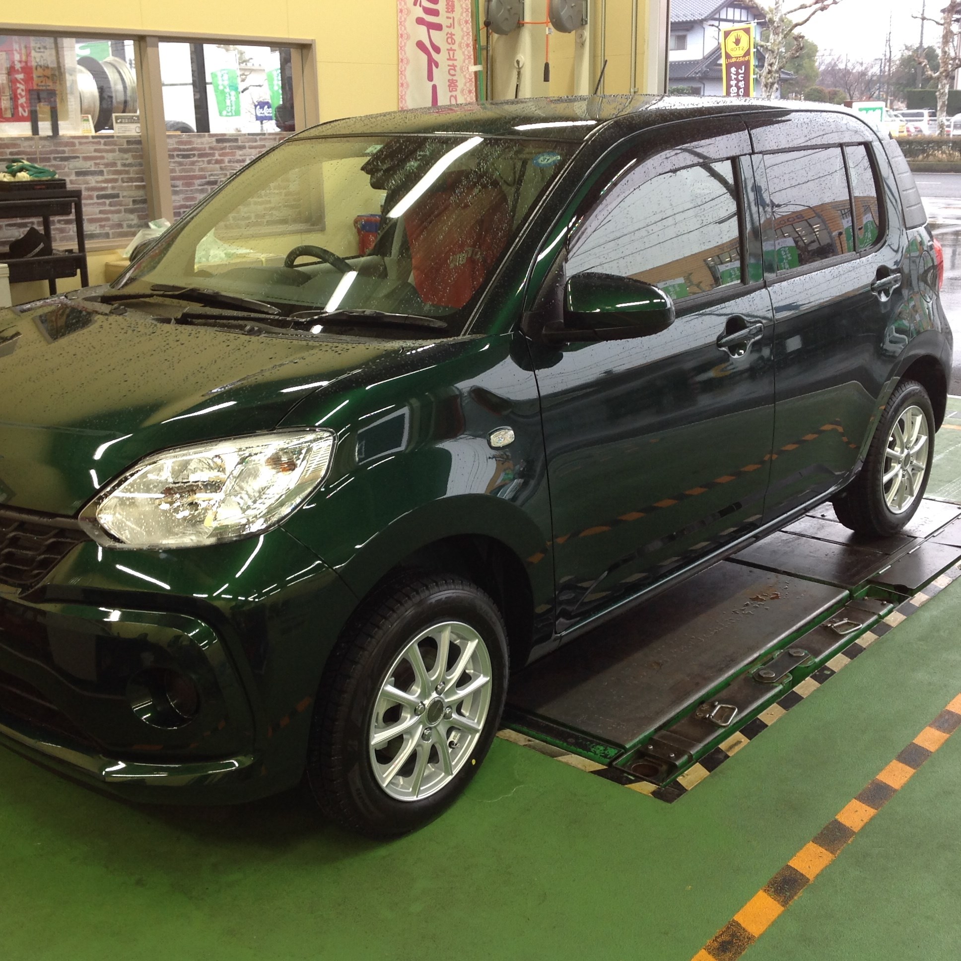 新車納車からのスタッドレス購入ありがとうございます 作業事例紹介 タイヤ館 岐阜北 岐阜県のタイヤ カー用品ショップ タイヤからはじまる トータルカーメンテナンス タイヤ館グループ