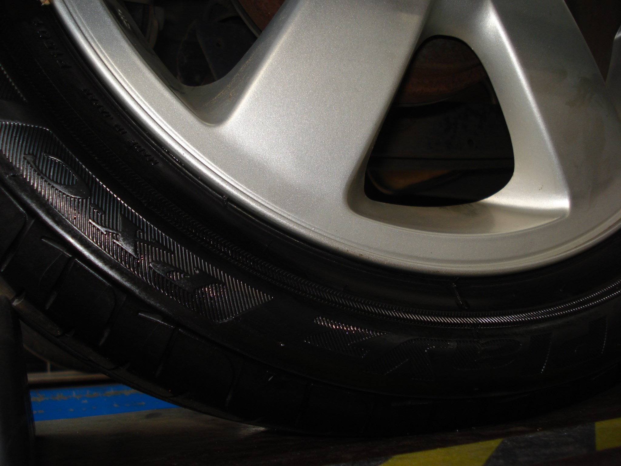 Suzuki Kei Sport タイヤ交換 アライメント調整作業 スズキ Keiワークス タイヤ タイヤ ホイール関連 4輪トータルアライメント調整 ひたち多賀店作業紹介 タイヤ館 ひたち多賀 茨城県のタイヤ カー用品ショップ タイヤからはじまる トータルカー