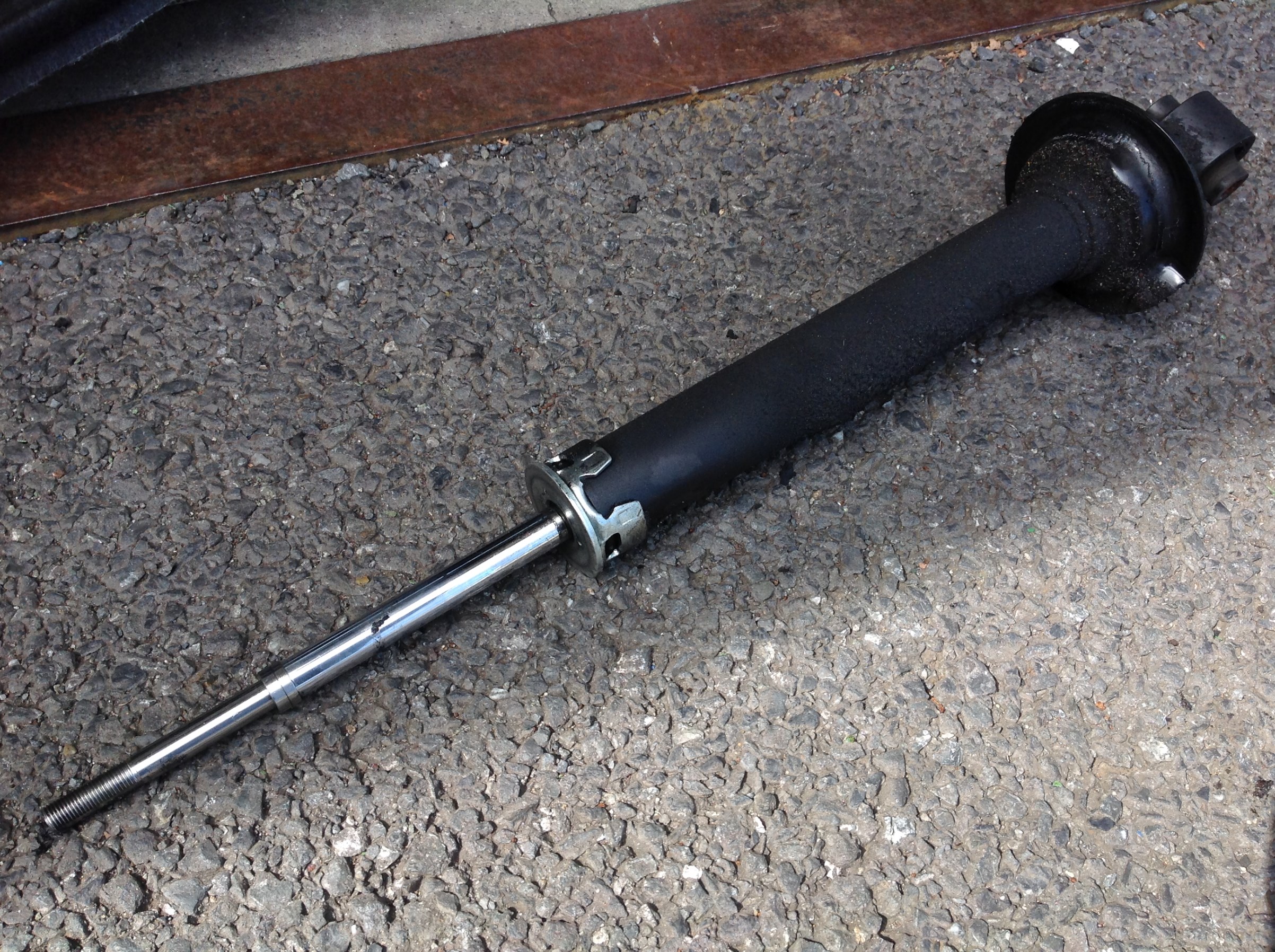 210クラウンアスリートハイブリッドのリアダンパー交換 トヨタ クラウン アスリート その他 パーツ取付 サスペンション取付 スタッフ日記 タイヤ館 関越練馬 東京都のタイヤ カー用品ショップ タイヤからはじまる トータルカーメンテナンス タイヤ館グループ