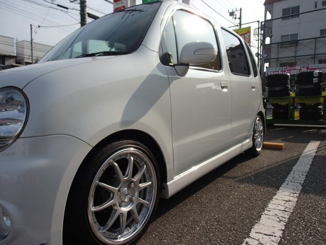 ムーヴラテに車高調 ダイハツ ムーヴ サービス事例 タイヤ館 横須賀 神奈川県のタイヤ カー用品ショップ タイヤからはじまる トータルカーメンテナンス タイヤ館グループ