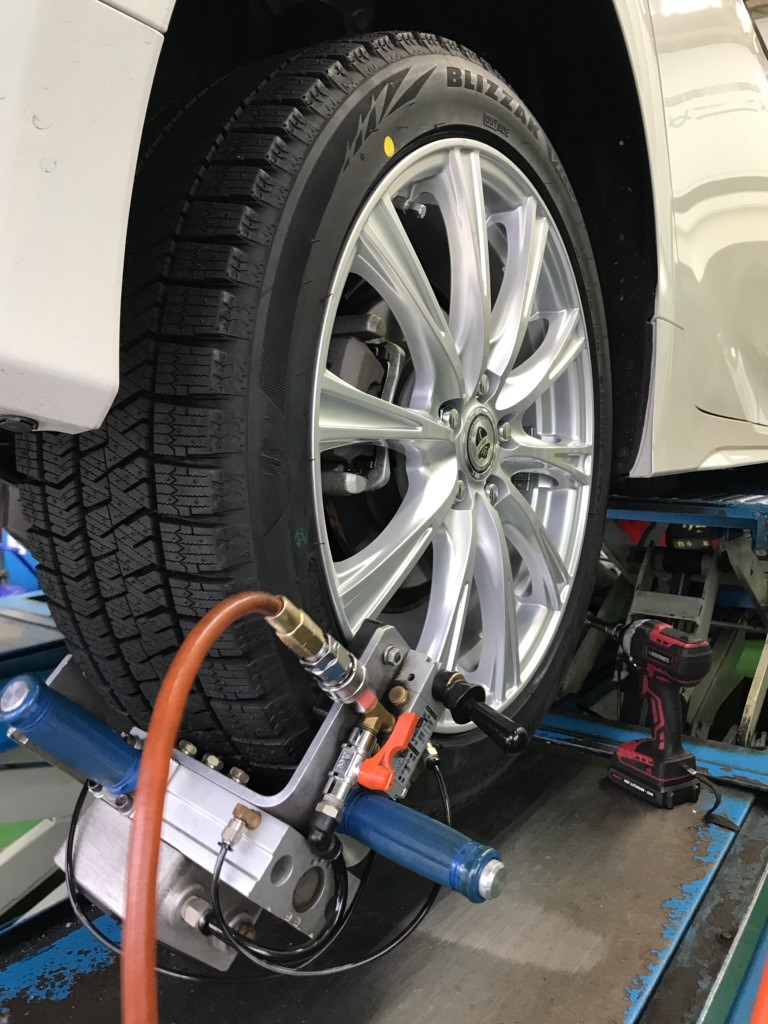 ５０プリウス １７インチ装着車 Vrx２ インチダウンせずに１７インチでお買い求めいただきました トヨタ プリウス サービス事例 タイヤ館 瀬谷 神奈川県のタイヤ カー用品ショップ タイヤからはじまる トータルカーメンテナンス タイヤ館グループ