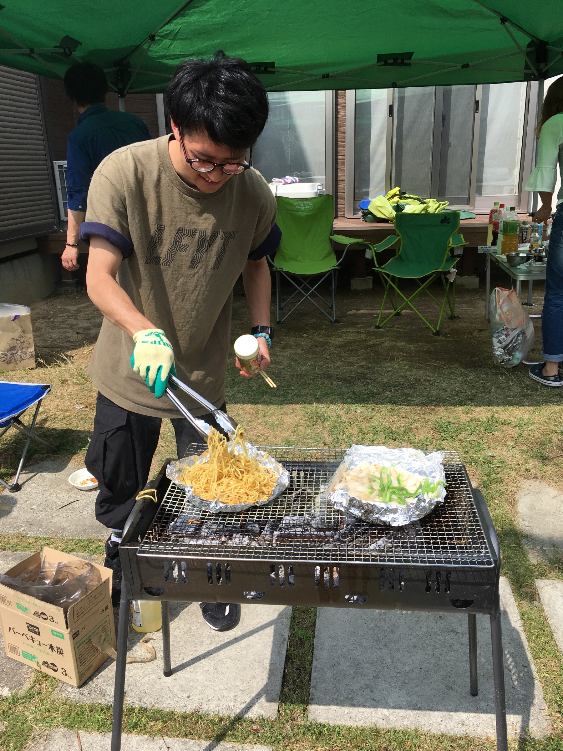焼きそばと格闘中！