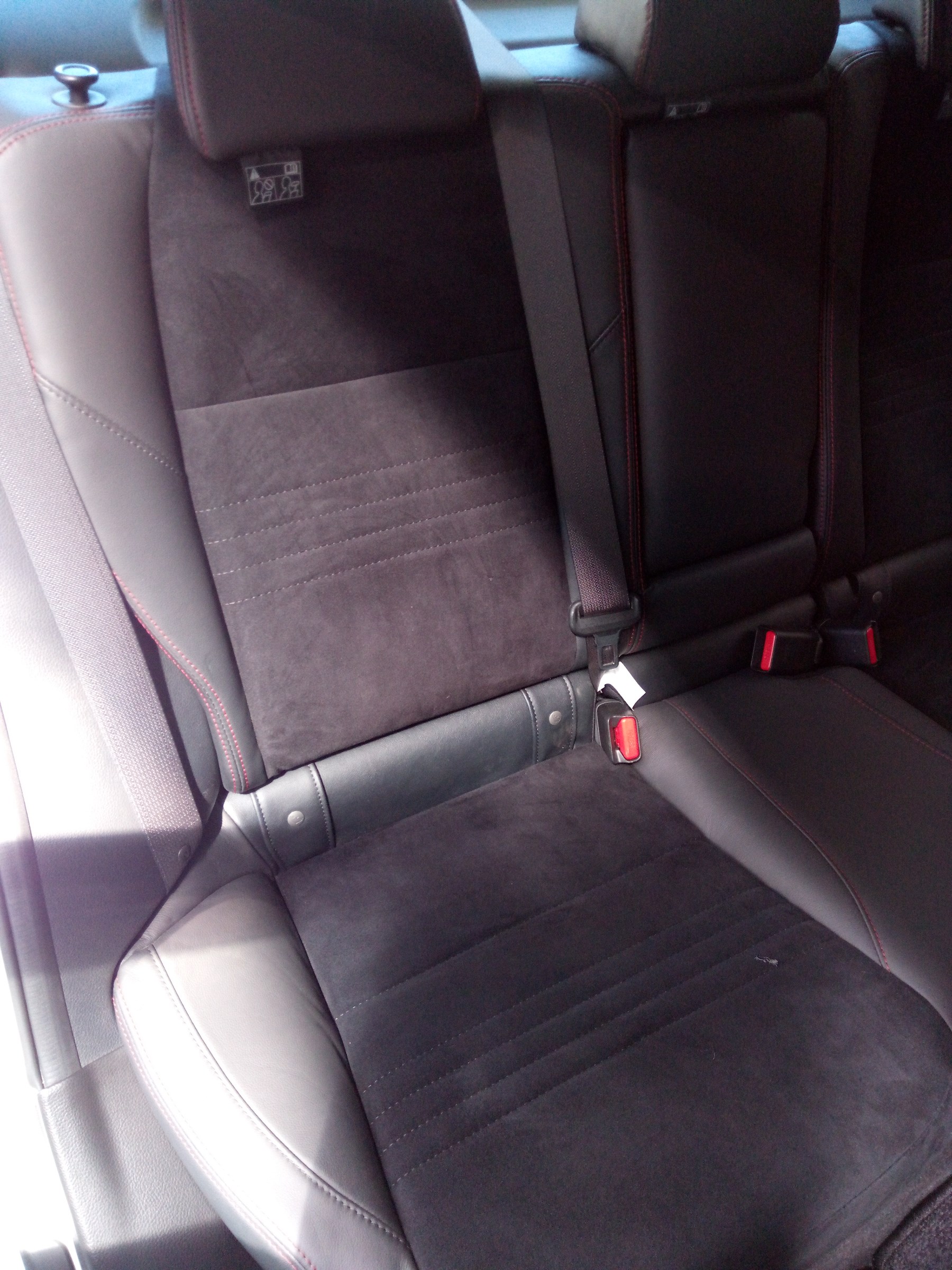 スバル WRX S4 シートカバー | 作業日記 | タイヤ館 春日 | タイヤから