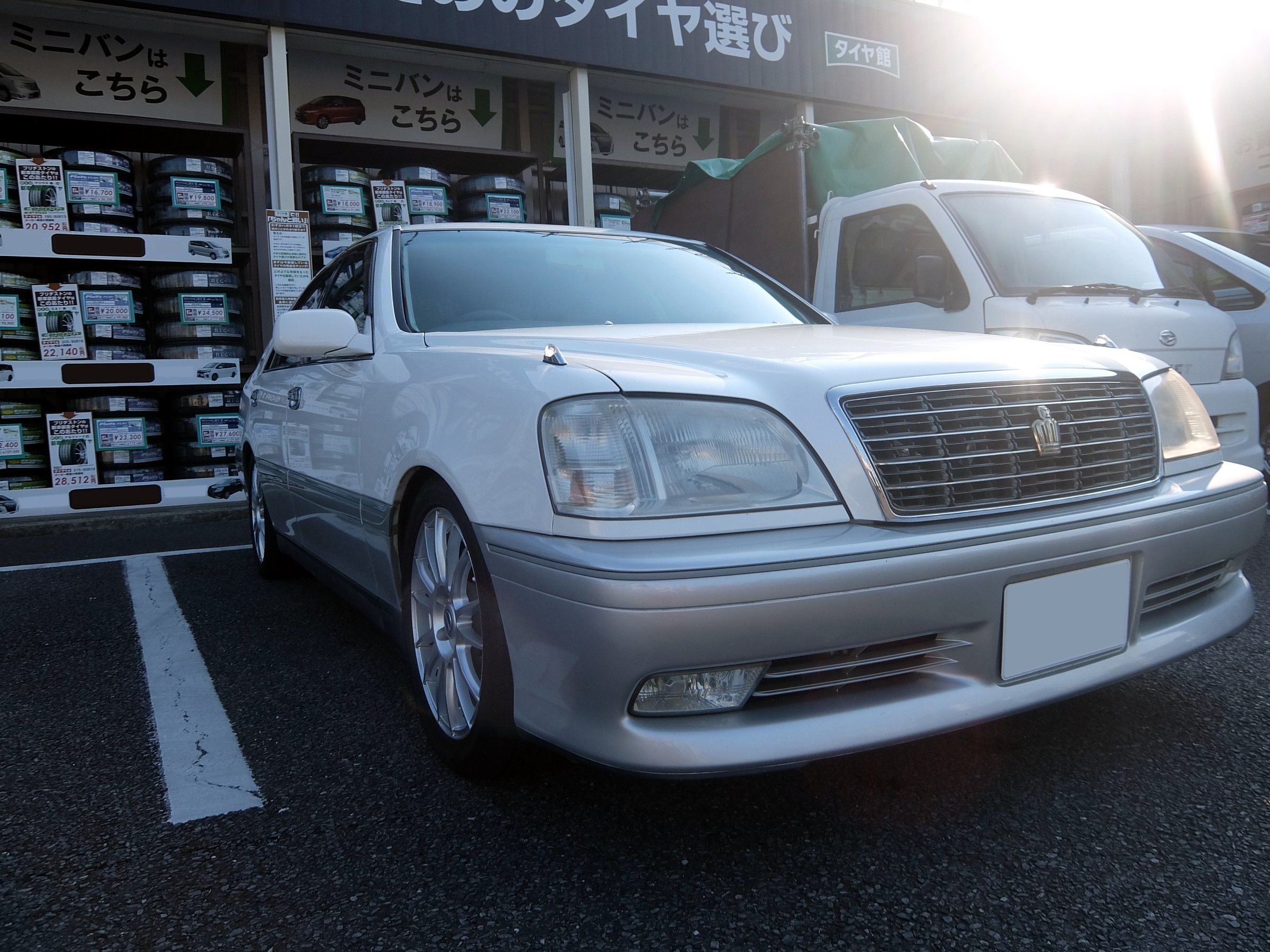 トヨタ クラウン 車幅灯led交換 トヨタ クラウン その他 パーツ取付 各種用品取付 サービス事例 タイヤ館 うしく上柏田 茨城県のタイヤ カー用品ショップ タイヤからはじまる トータルカーメンテナンス タイヤ館グループ