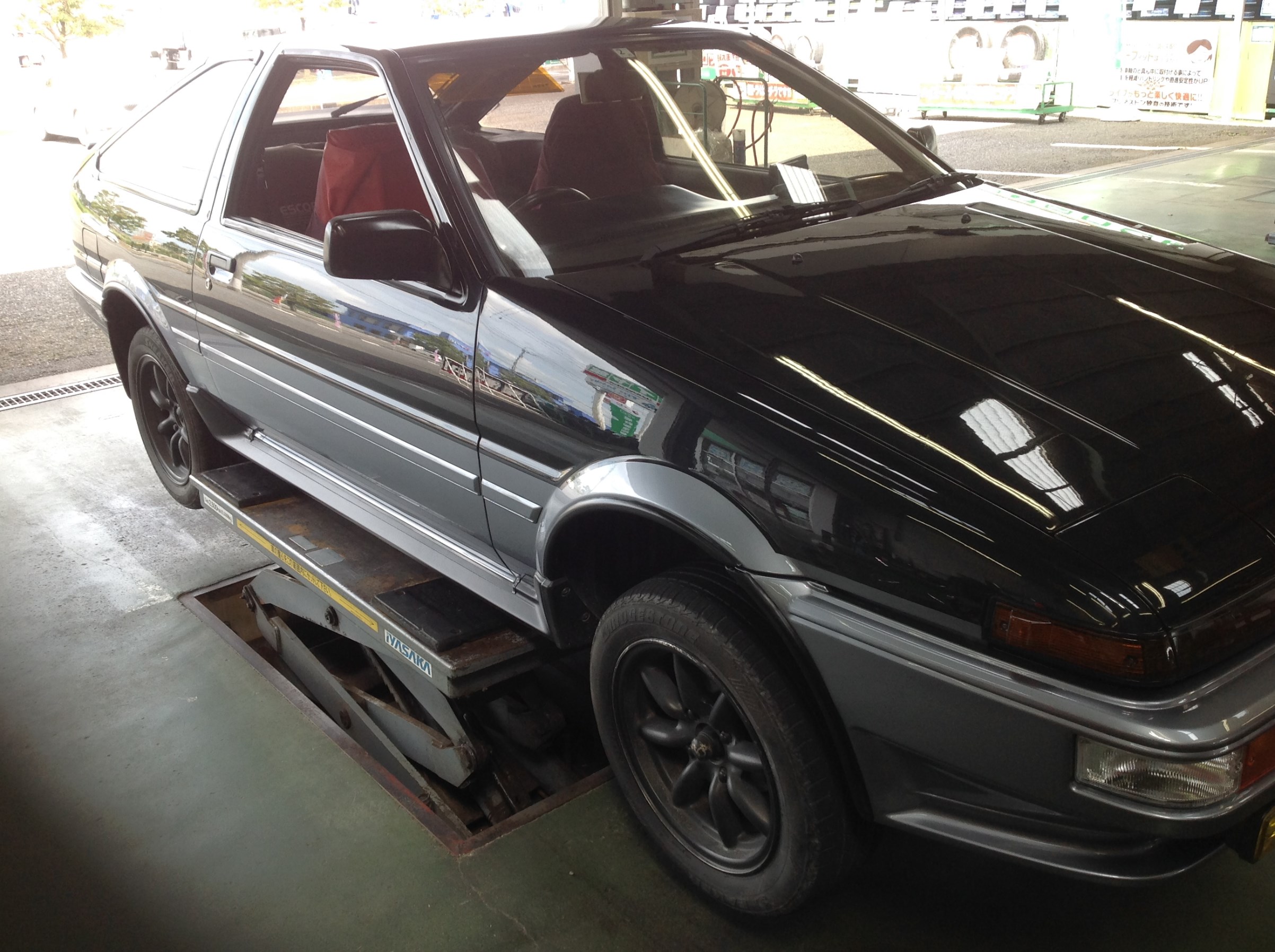 トヨタ Ae86 スプリンタートレノ タイヤ交換作業です トヨタ 86 タイヤ 総和店こだわり作業 タイヤ館 総和 茨城県のタイヤ カー用品ショップ タイヤからはじまる トータルカーメンテナンス タイヤ館グループ