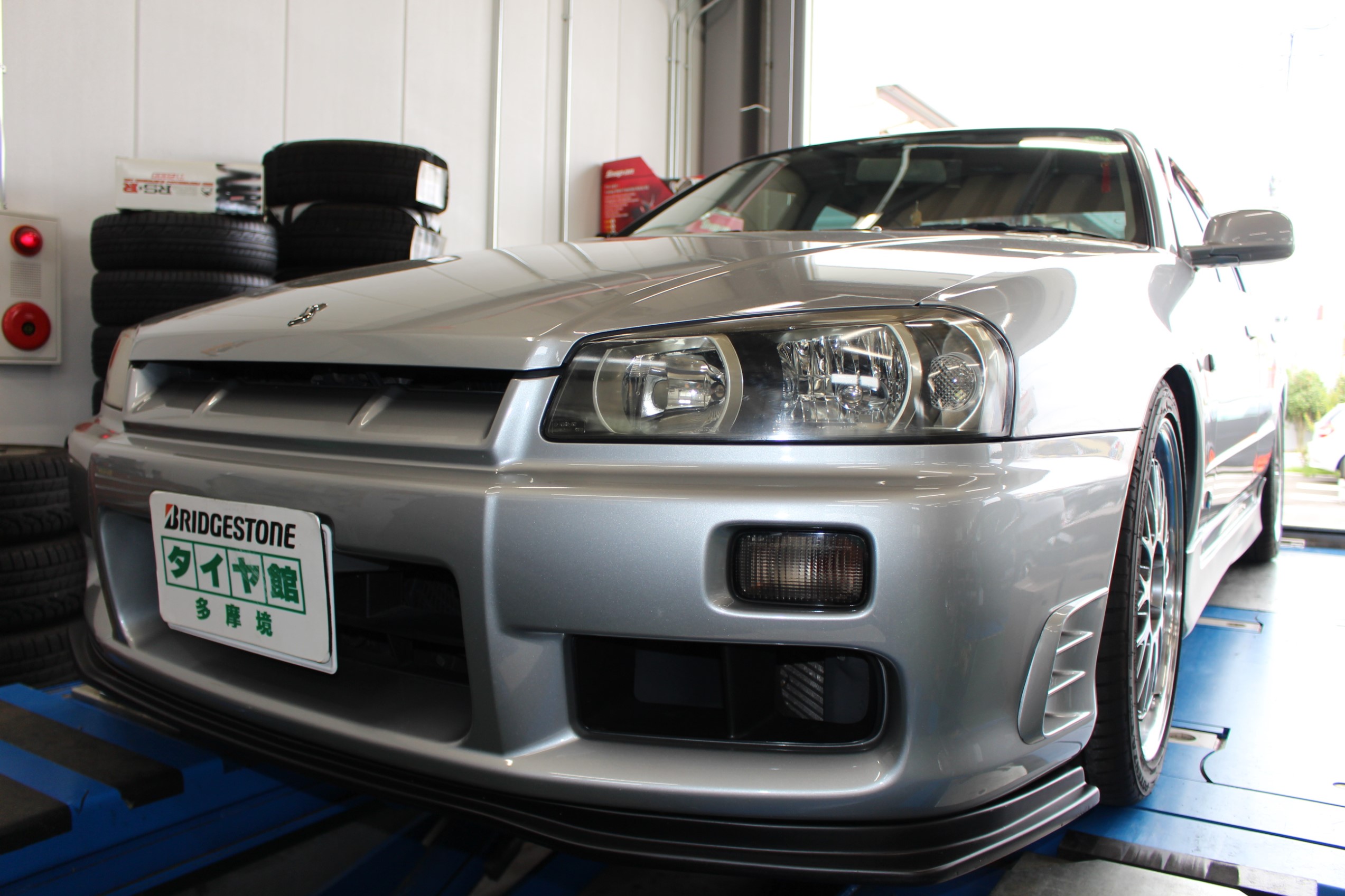 スカイライン R34 リペアヘッドライトレンズ交換です 日産 スカイライン サービス事例 タイヤ館 多摩境 タイヤからはじまる トータルカーメンテナンス タイヤ館グループ