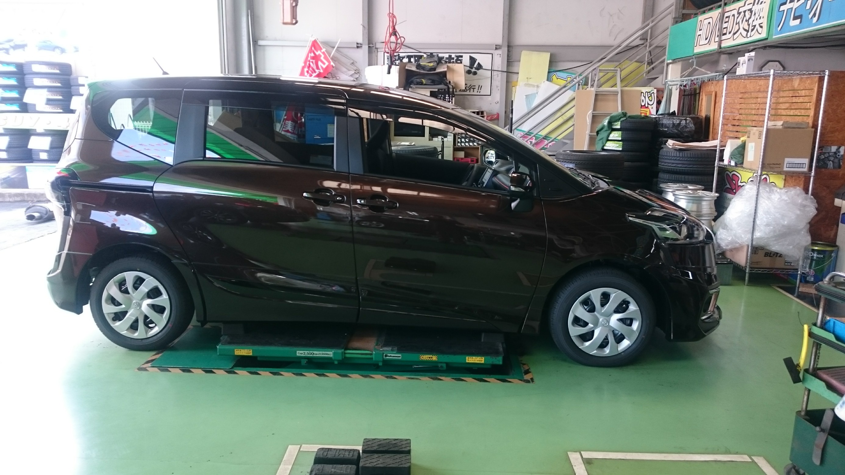 新車の納車は 当店で 笑 トヨタ シエンタ Av ナビ機器 カー用品取付 各社ナビゲーション取付 技術サービス施工事例 タイヤ館 福岡東 タイヤからはじまる トータルカーメンテナンス タイヤ館グループ