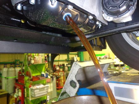 新車のオイル交換 スタッフ日記 タイヤ館 前後 愛知県 三重県のタイヤ カー用品ショップ タイヤからはじまる トータルカーメンテナンス タイヤ館グループ